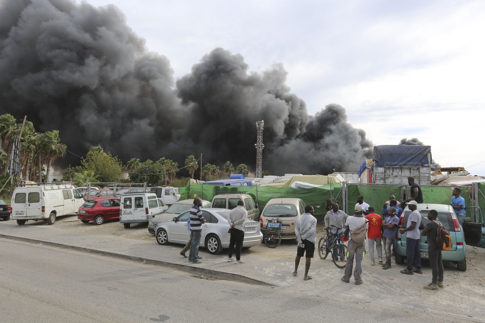 Fotos del incendio de varios vehículos en un aparcamiento de caravanas del polígono Guadalhorce