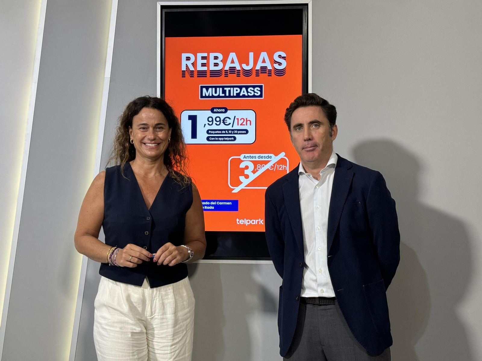 Adela de Mora y José María Fayos en la presentación de los pases de aparcamientos.