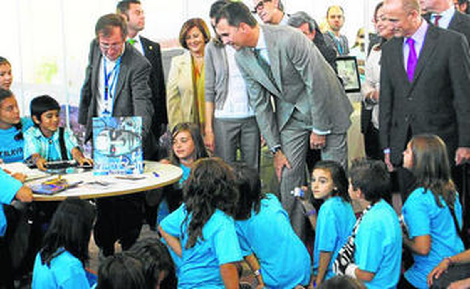 El Príncipe habla con niños en el área del Parque de las Ciencias.