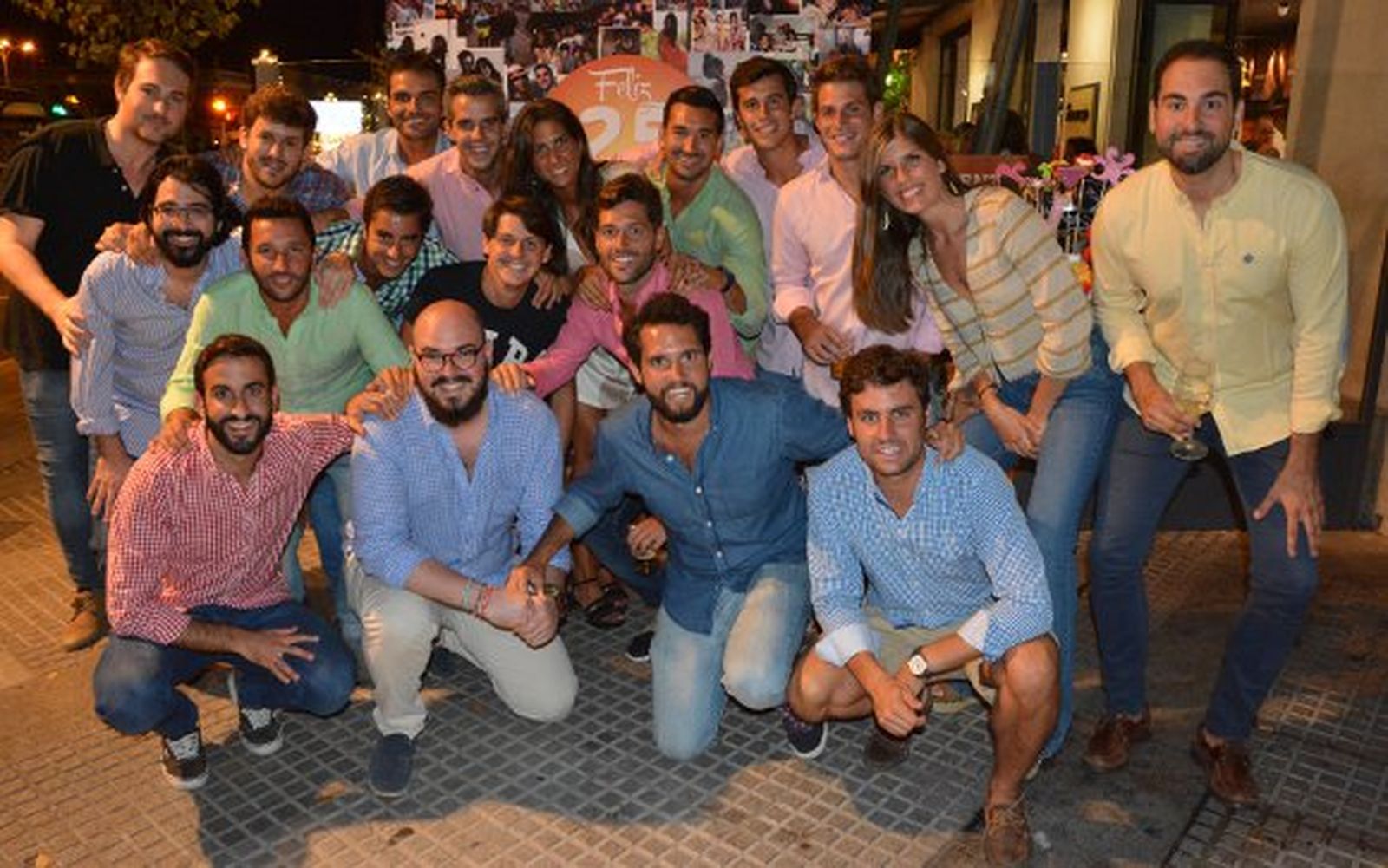 La homenajeada Isa Lucero Román con Alejandro Delgado, Carlos Maira, Fernando Gutiérrez, José Alberto Moreno, Javi Sainz Marenco, Luis Jara, Ernesto Linares, Manuel Bermejo, José Sánchez, Julio Gutiérrez, Germán Sánchez, Antonio Bresca, Sergio Gallego, Carlos Lucero y Álvaro Fernández Jara durante la celebración en El Lucero del Muelle.  Foto: Ignacio Casas de Ciria