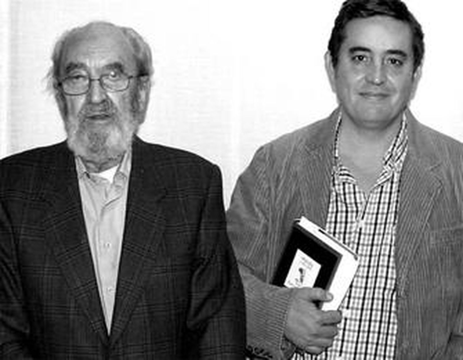Luis García Montero (derecha), junto a Ángel González, en una fotografía tomada hace varios años.