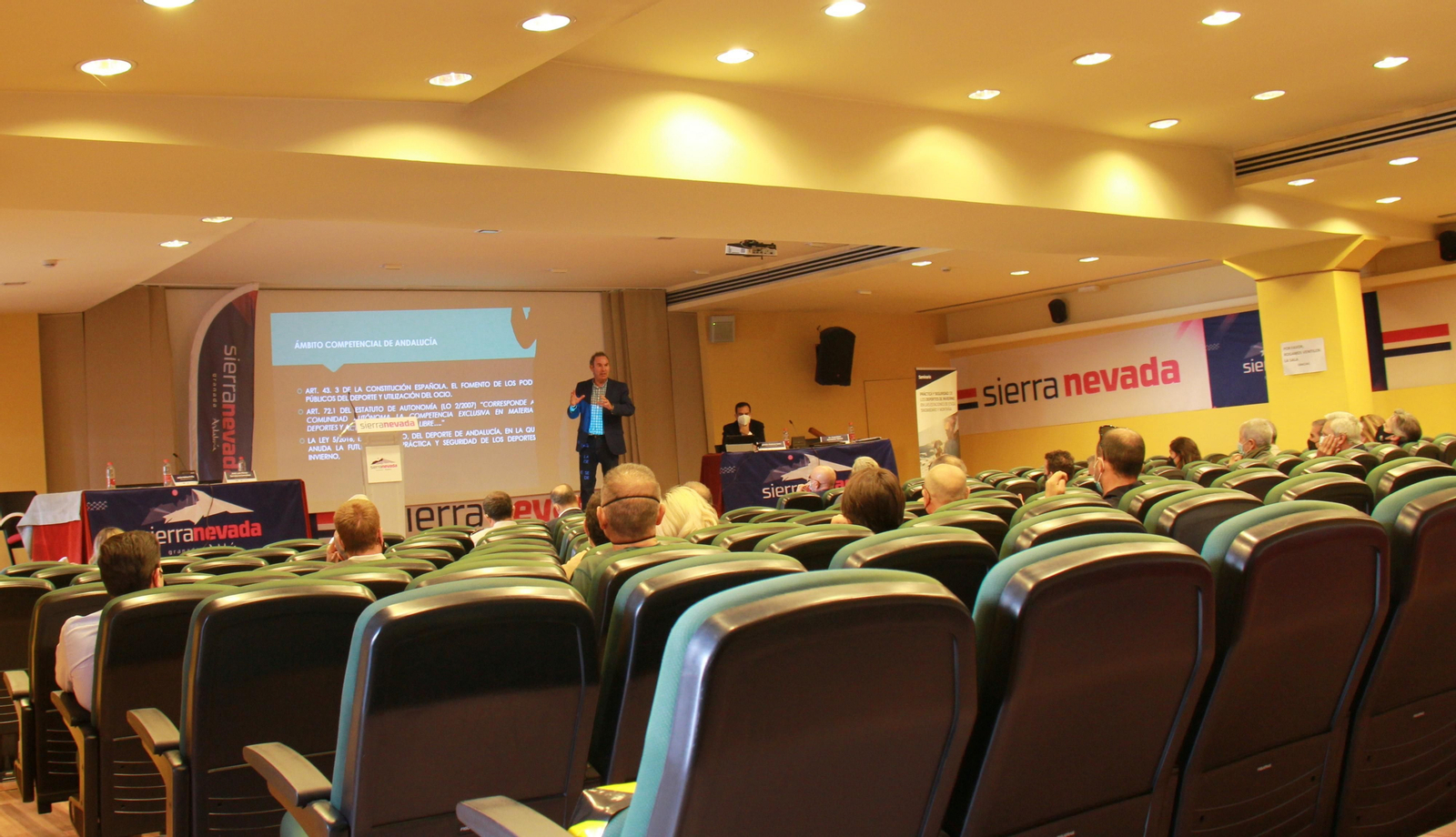 Expertos en derecho debaten en Granada una futura ley de los deportes de invierno en Andalucía