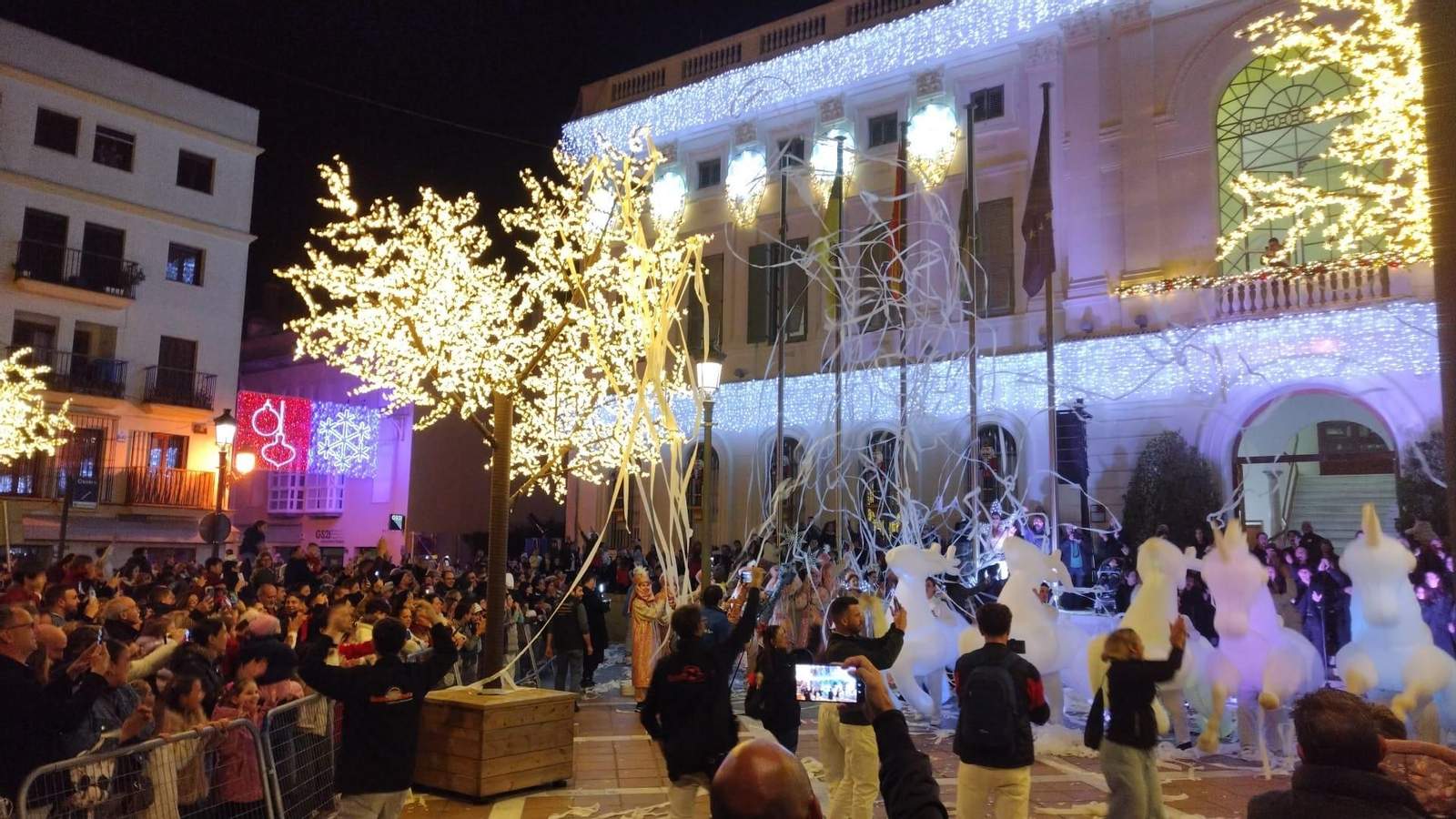 La fachada del Ayuntamiento, nada más iluminarse pasadas las siete y media de la tarde.