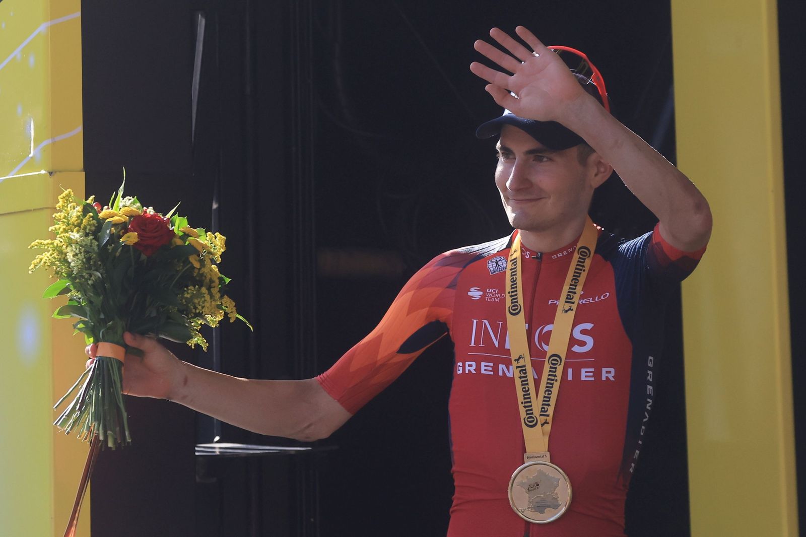 Carlos Rodríguez, con su medalla de ganador de etapa en el Tour de Francia