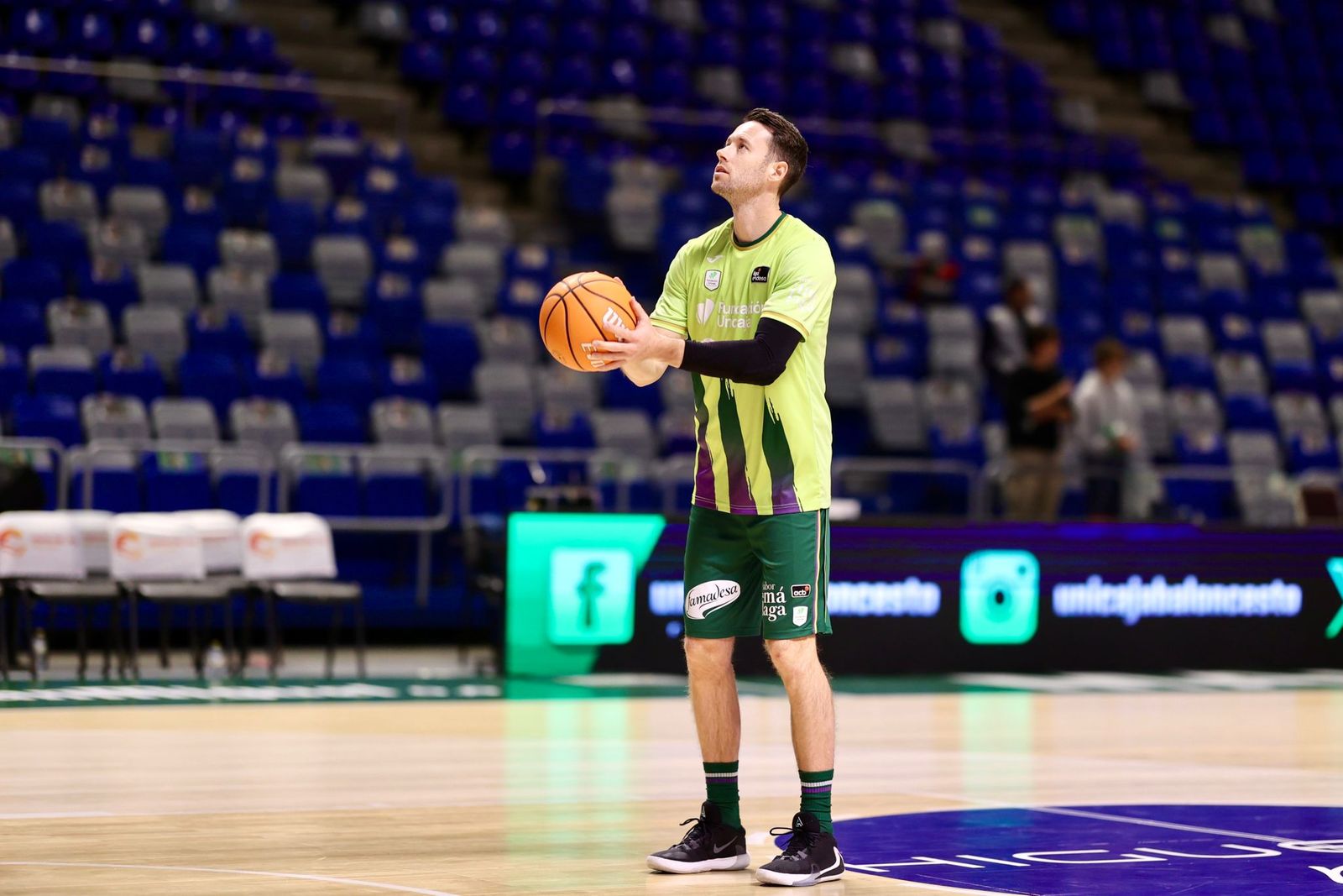 Tyler Kalinoski calienta en el Carpena