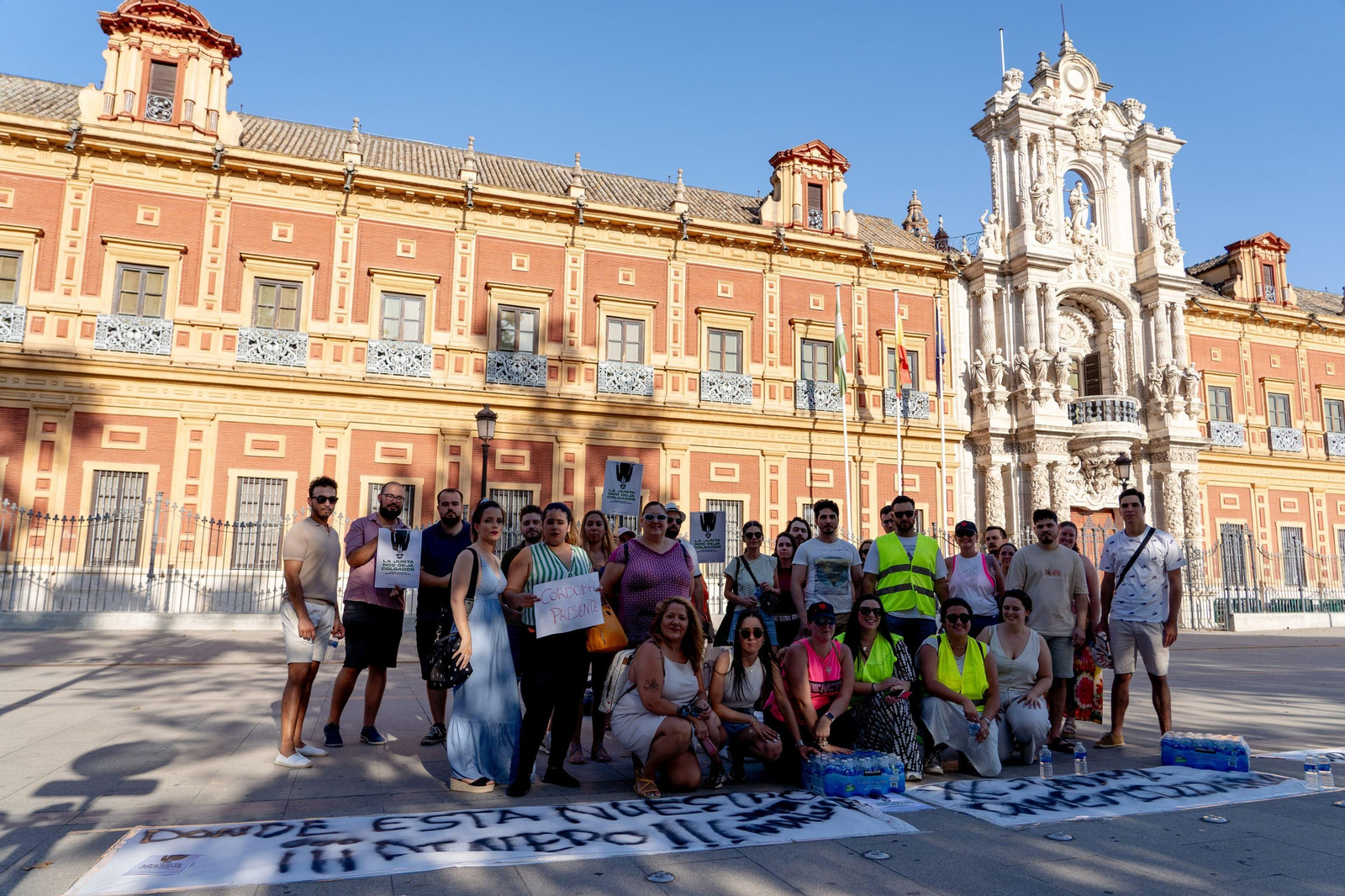 Concentración de afectados por los retrasos en el bono de alquiler joven delante del Palacio de San Telmo.