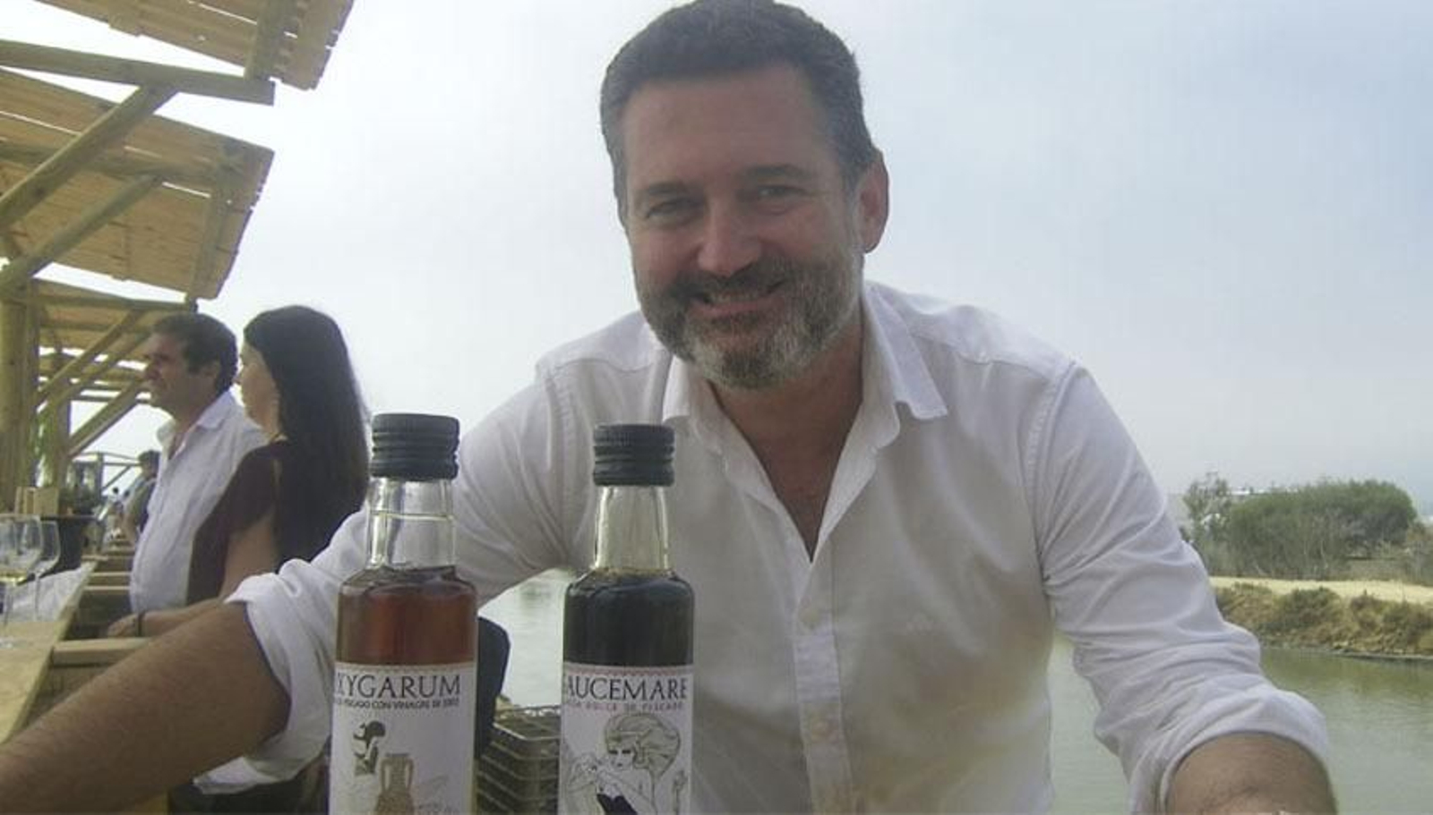 El arqueólogo Manuel León Bejar con algunos de los productos que se venderán en la abacería