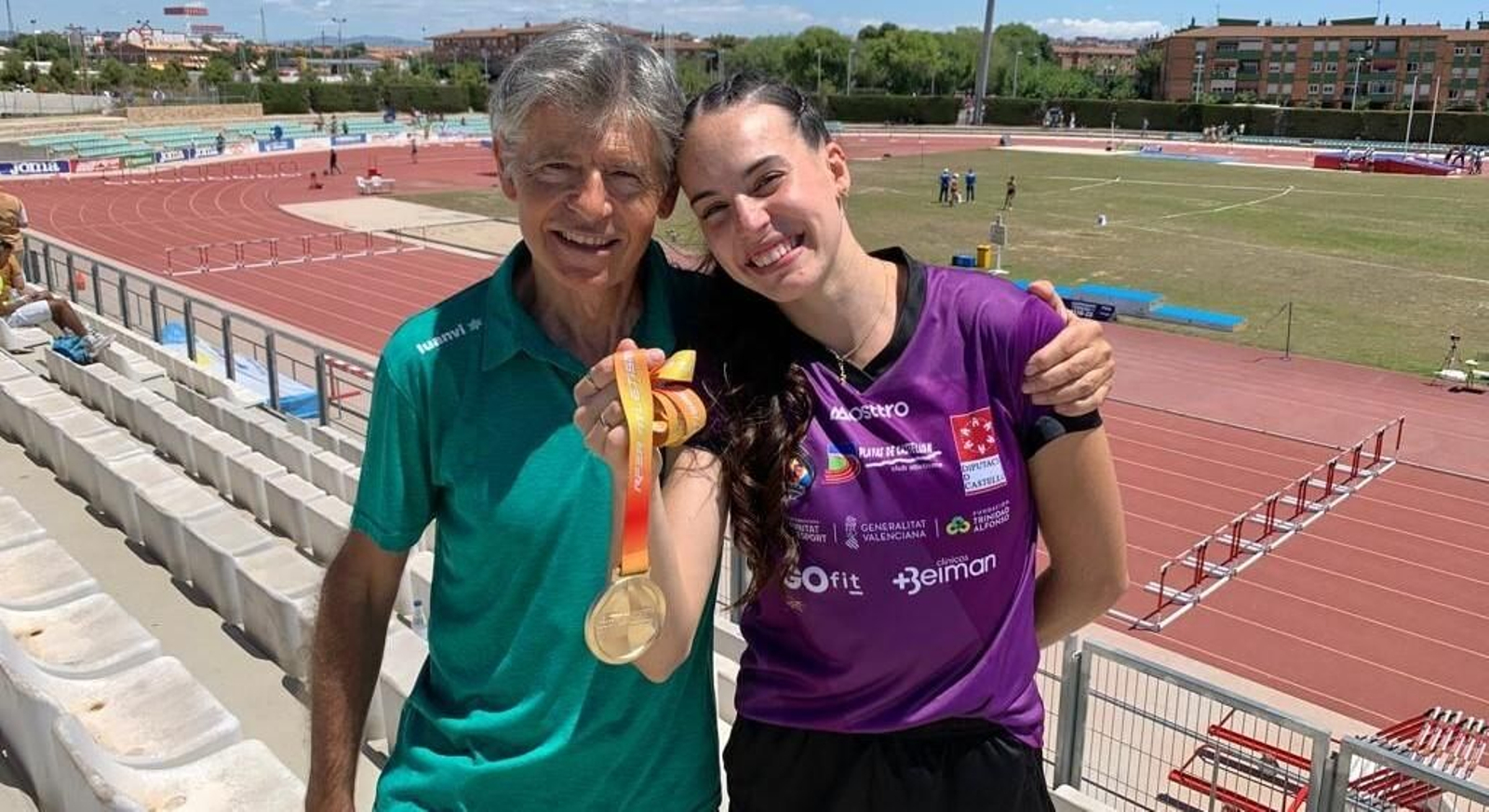 Carmen Avilés, junto a Antonio Bravo, en Tarragona y con su medalla de oro. Carmen Avilés, junto a Antonio Bravo, en Tarragona y con su medalla de oro.