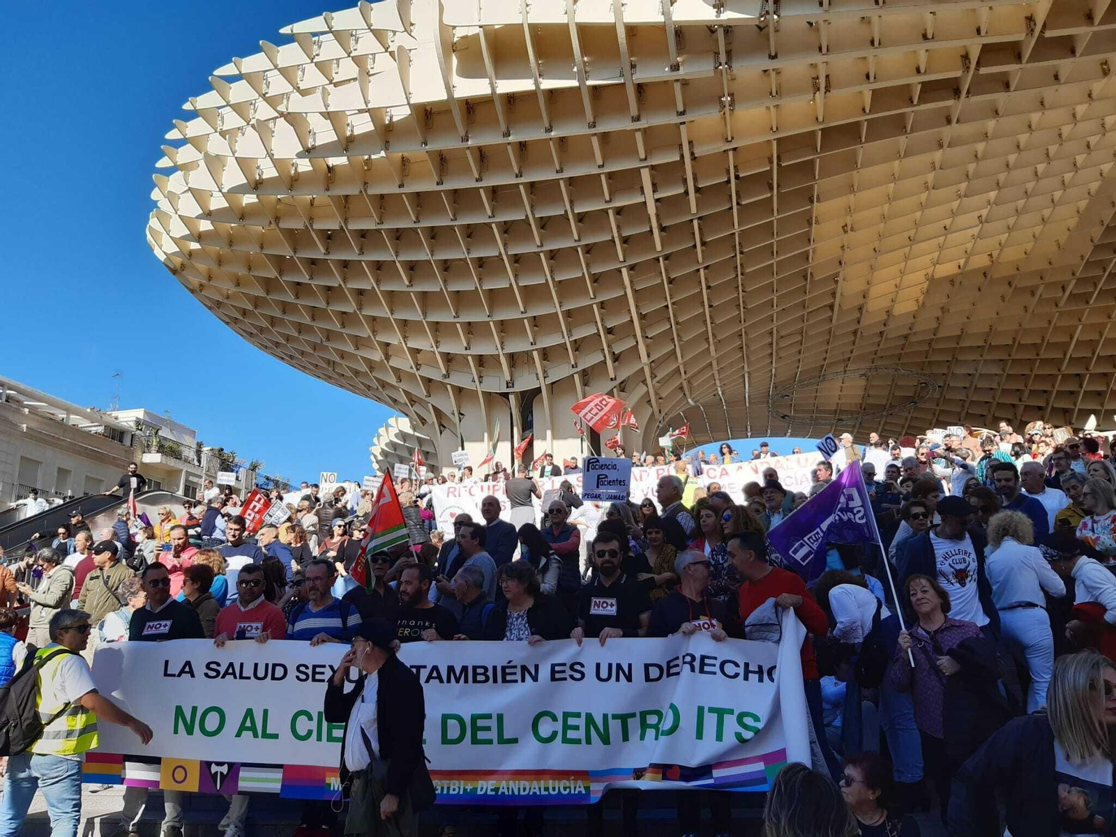 Protesta contra el cierre del Centro de Tratamiento y prevención de Infecciones de Transmisión Sexual en Sevilla.