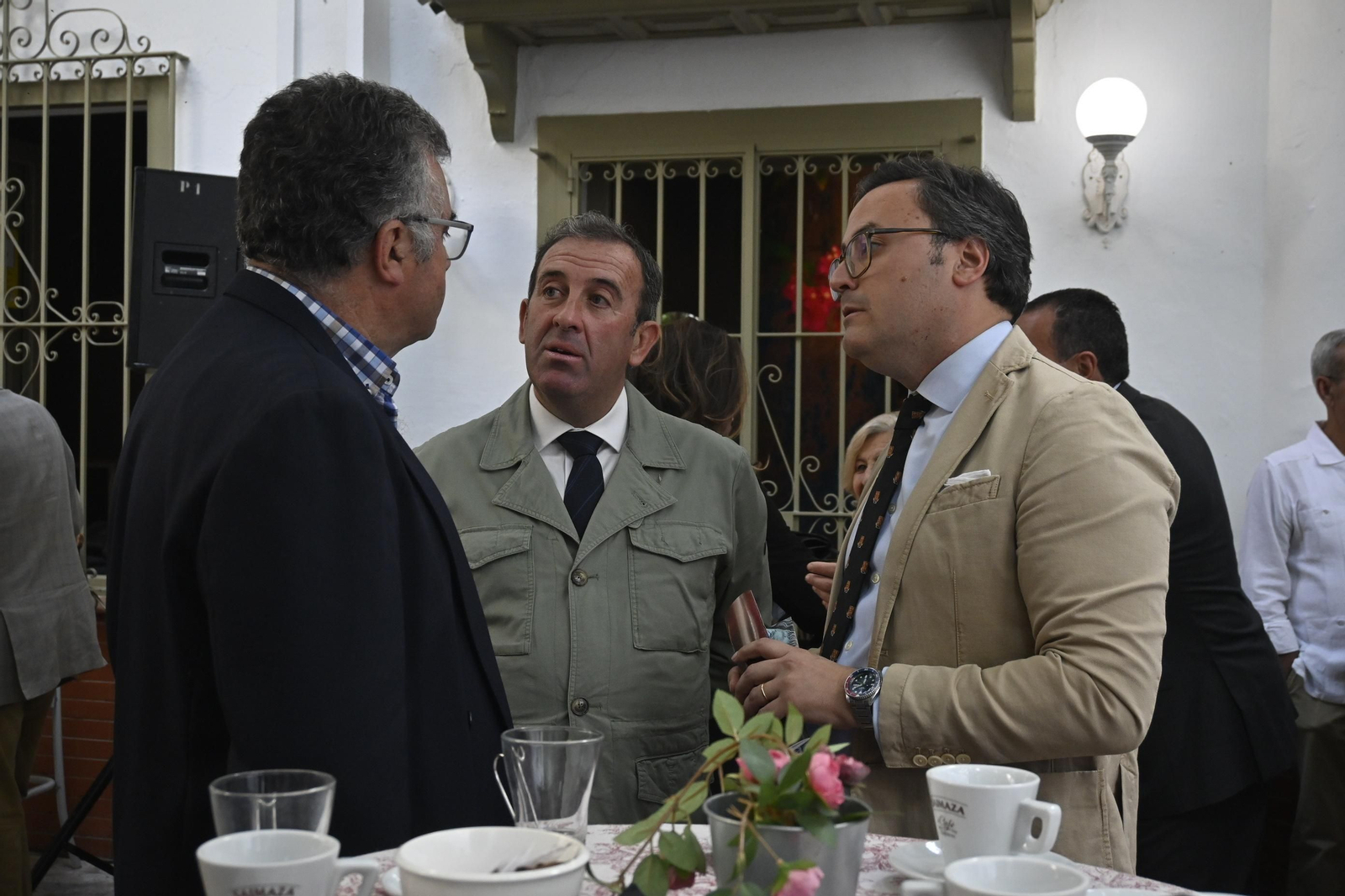 Ambiente en la presentación de la Guía de la Semana Santa de Huelva, en imágenes
