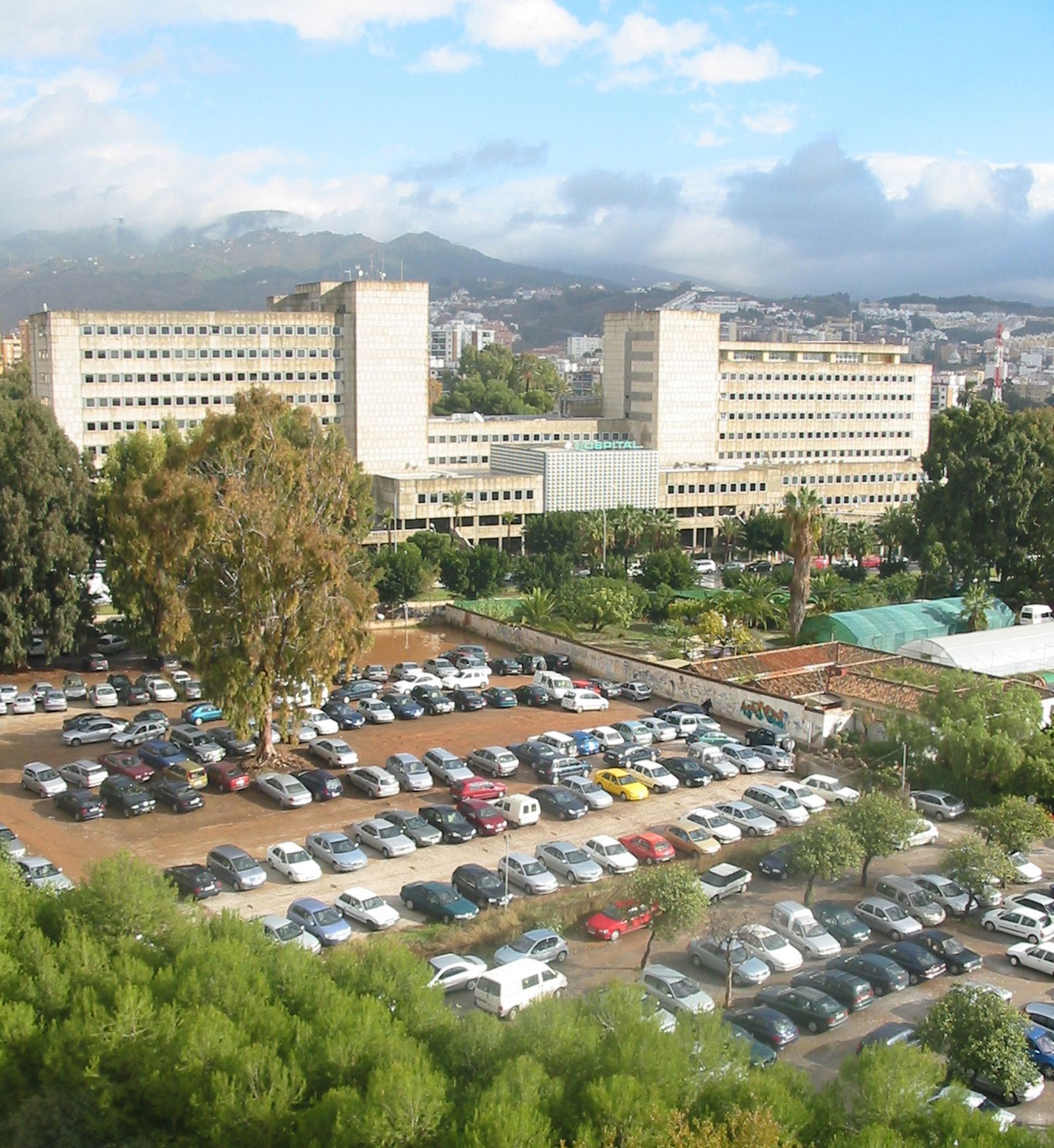 Aparcamiento del Hospital Civil en el que se proyecta el tercer hospital.