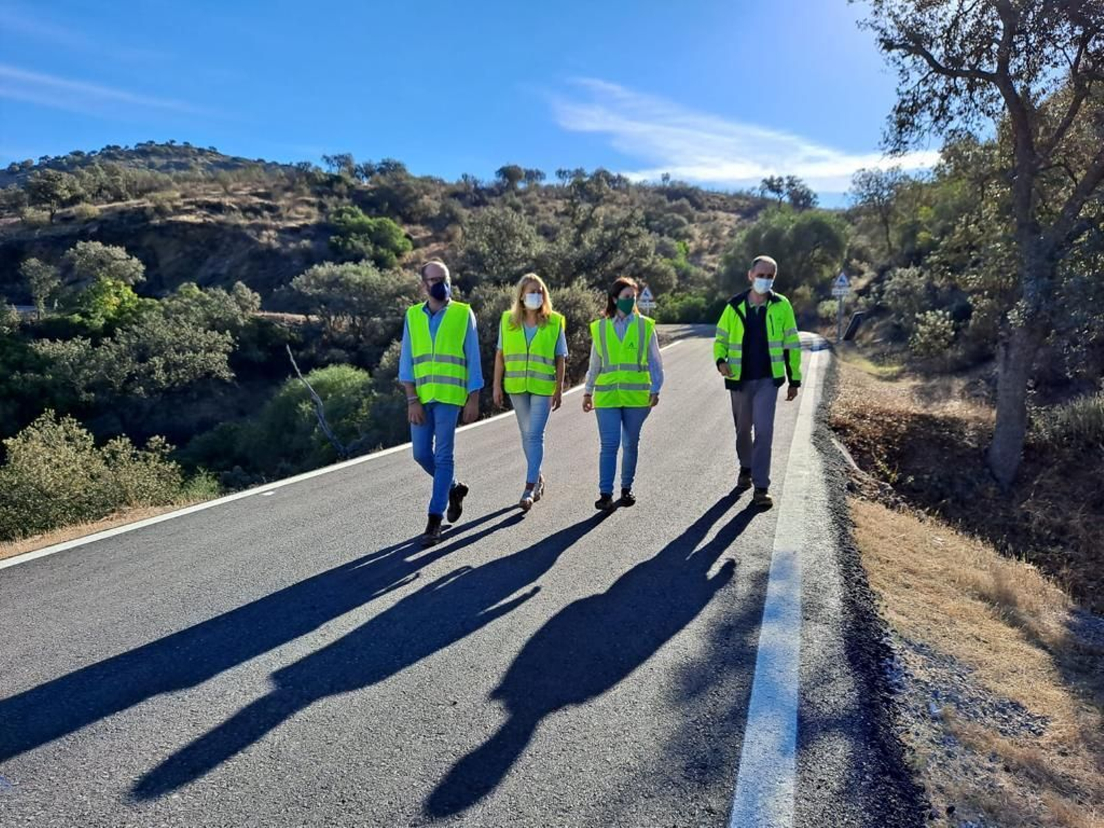 Cristina Casanueva, en el centro, en su visita a la carretera A-447.