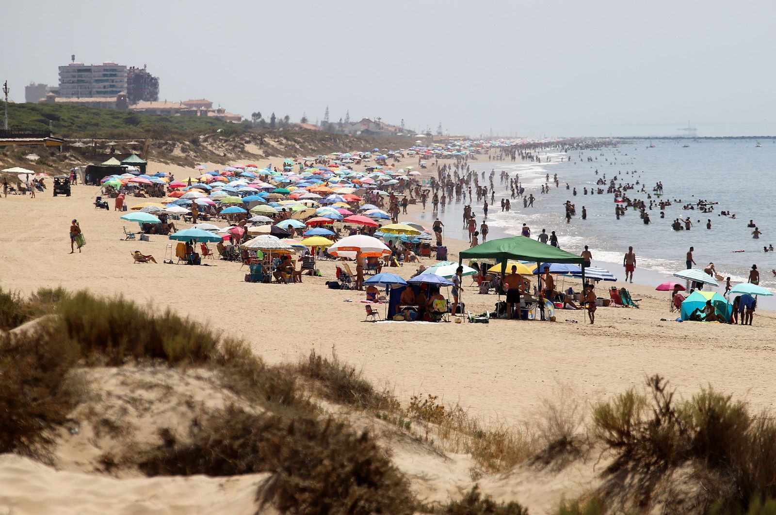 Imágenes del caluroso fin de semana en las playas de Huelva