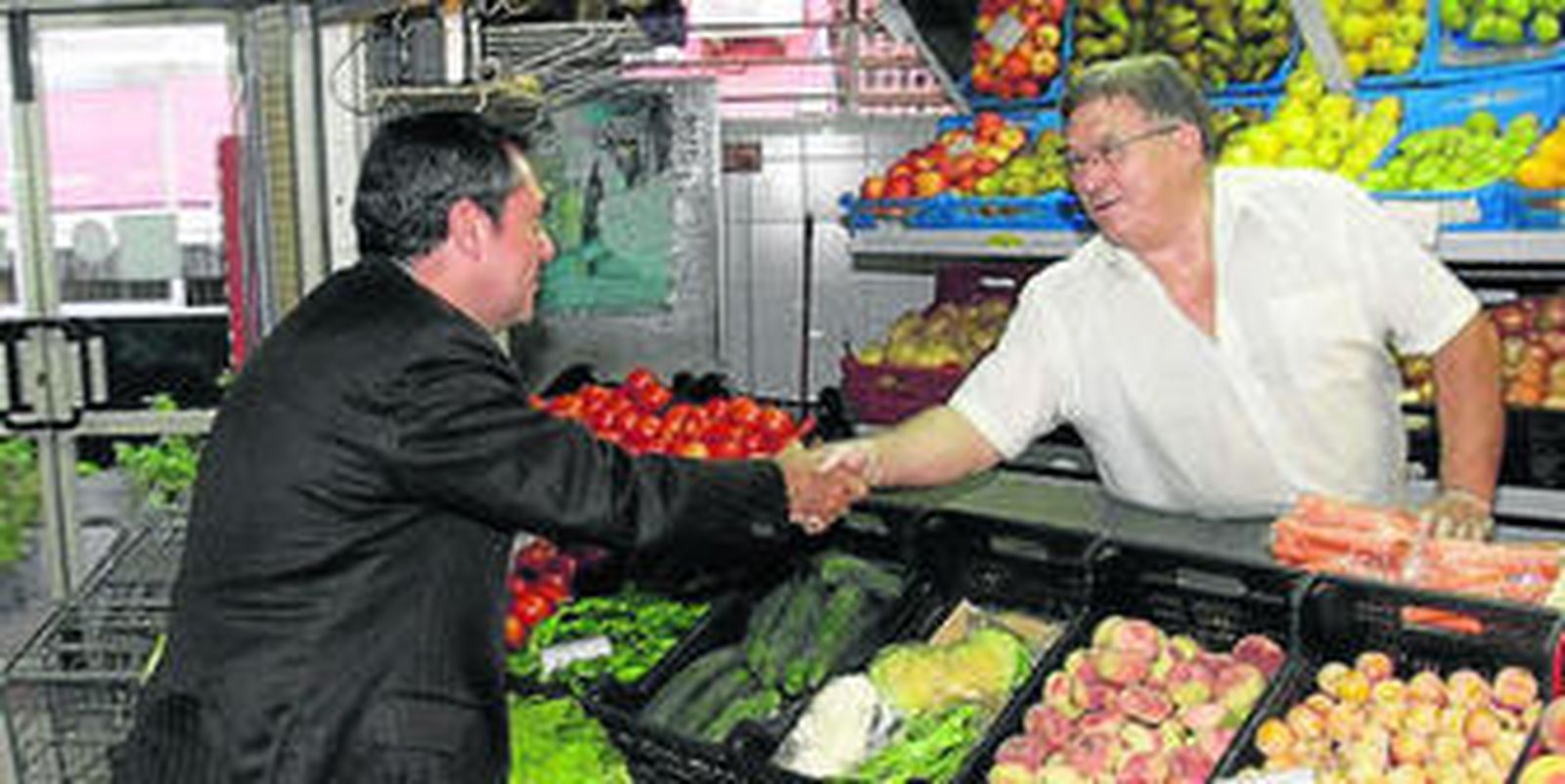 Juan Espadas, ayer, en su visita al mercado de Los Remedios.