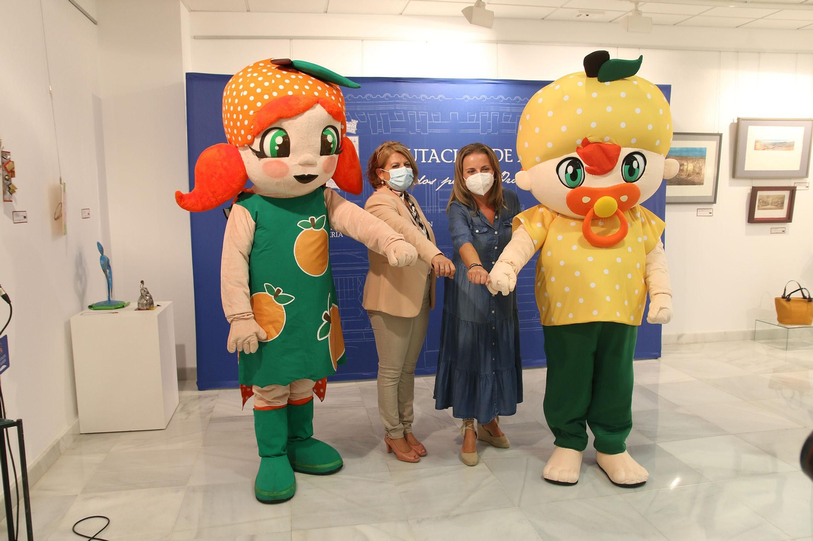 La alcaldesa de Gádor y la diputada de Promoción Alimentaria con Gadorín y Gadorina