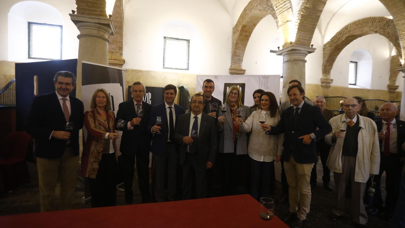 Foto de familia de la inauguración de la muestra.