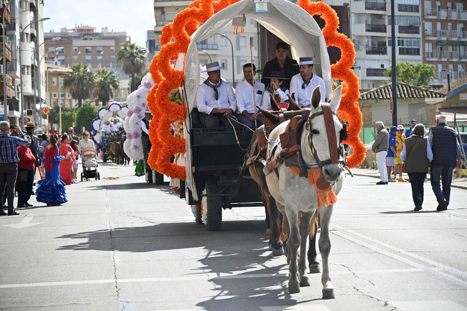 Imágenes de los peregrinos de la Hermandad de Emigrantes en su salida por las calles de Huelva