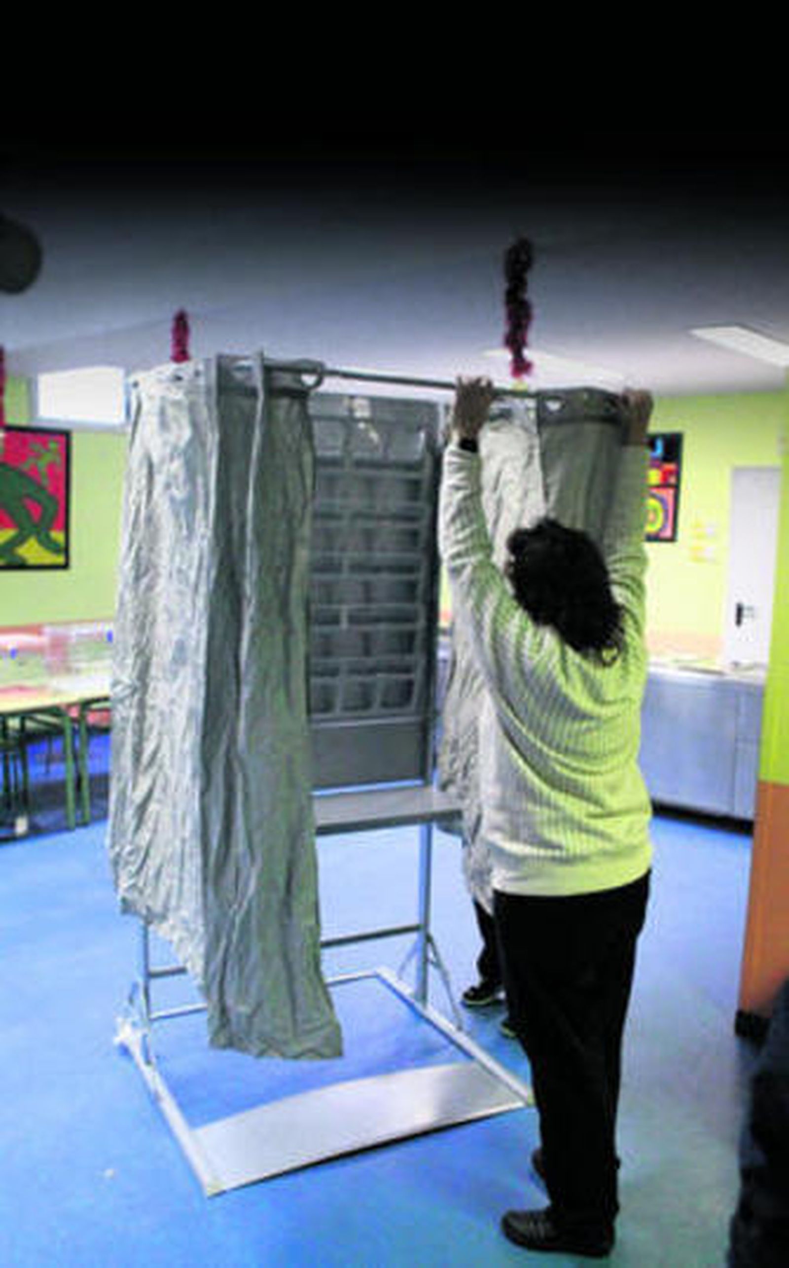 Preparativos de la jornada electoral ayer por la mañana en el colegio Ortega y Gasset de Madrid.