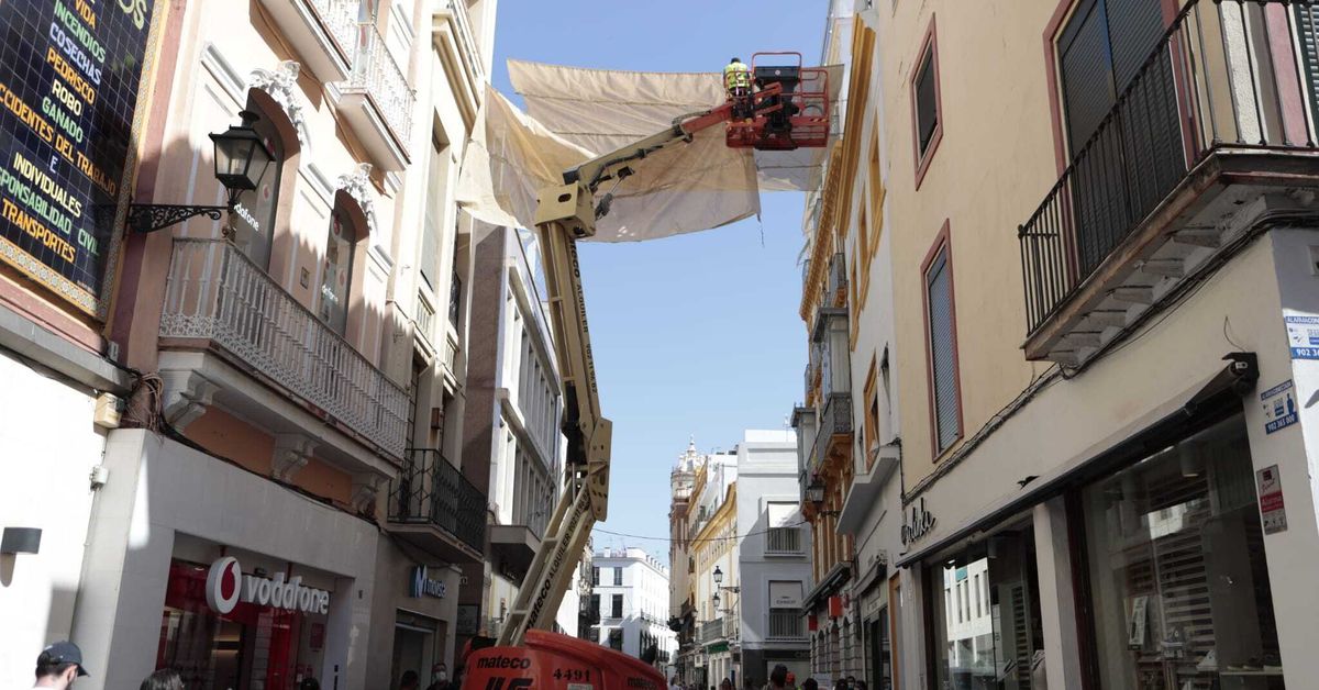 Comienza la instalación de los toldos en el centro de Sevilla en plena ...