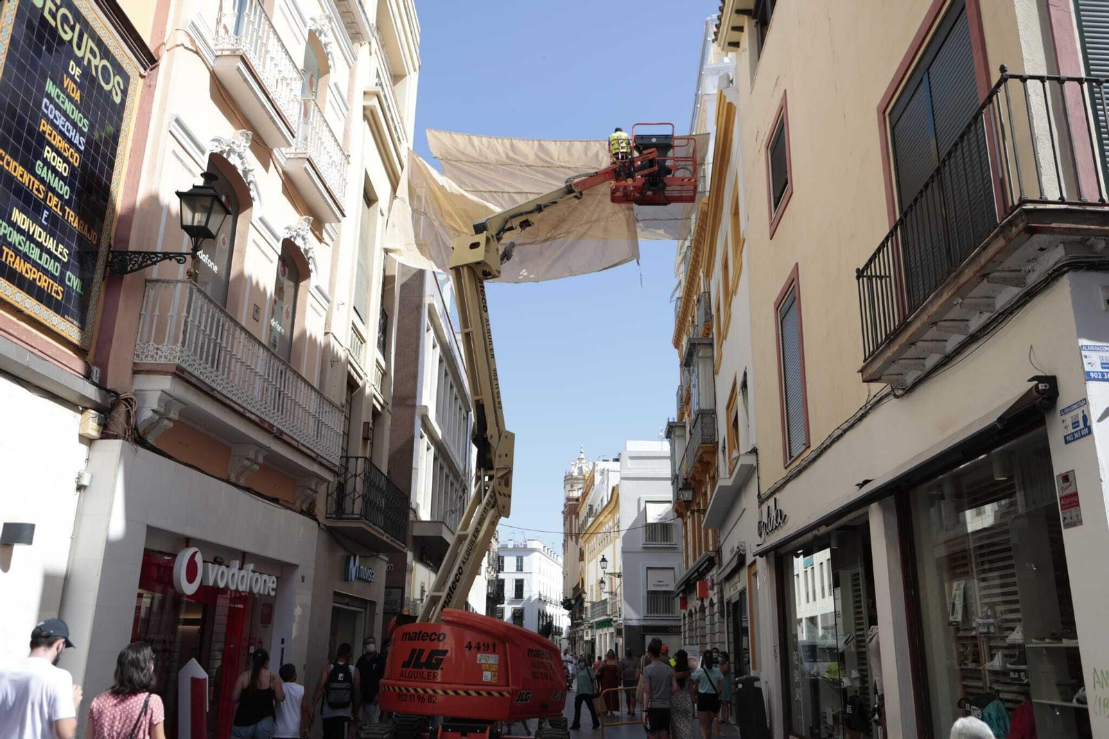 Comienza la instalación de los toldos en el centro de Sevilla en plena canícula.