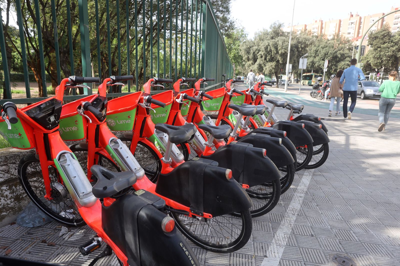 Bicis eléctricas operadas por la norteamericana Lime en Sevilla.