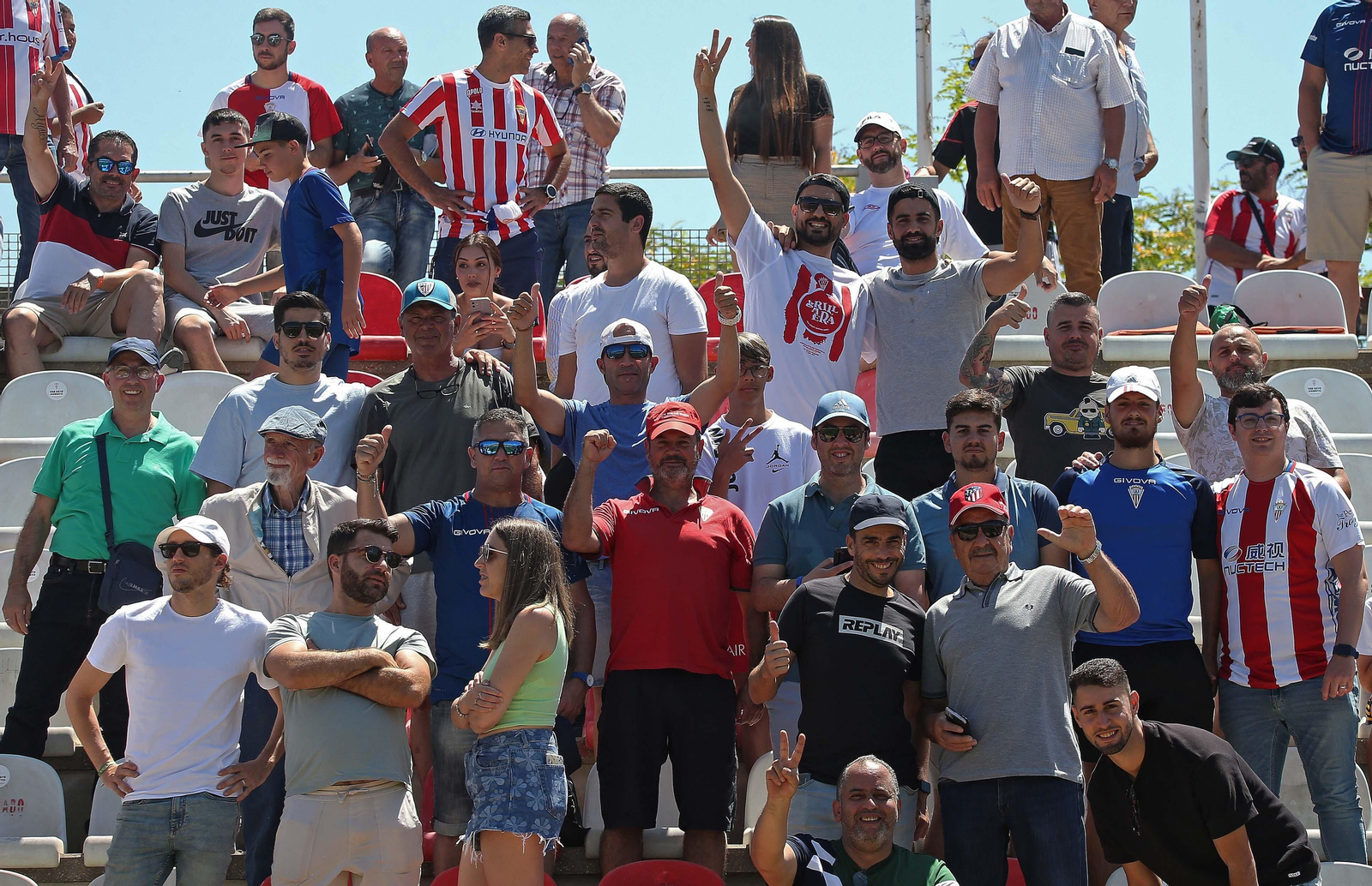 Fotos de la afición durante el Algeciras - Celta B en el estadio Nuevo Mirador