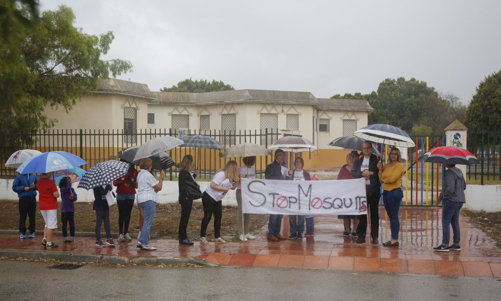 Padres concentrados en la puerta del centro escolar en señal de protesta.