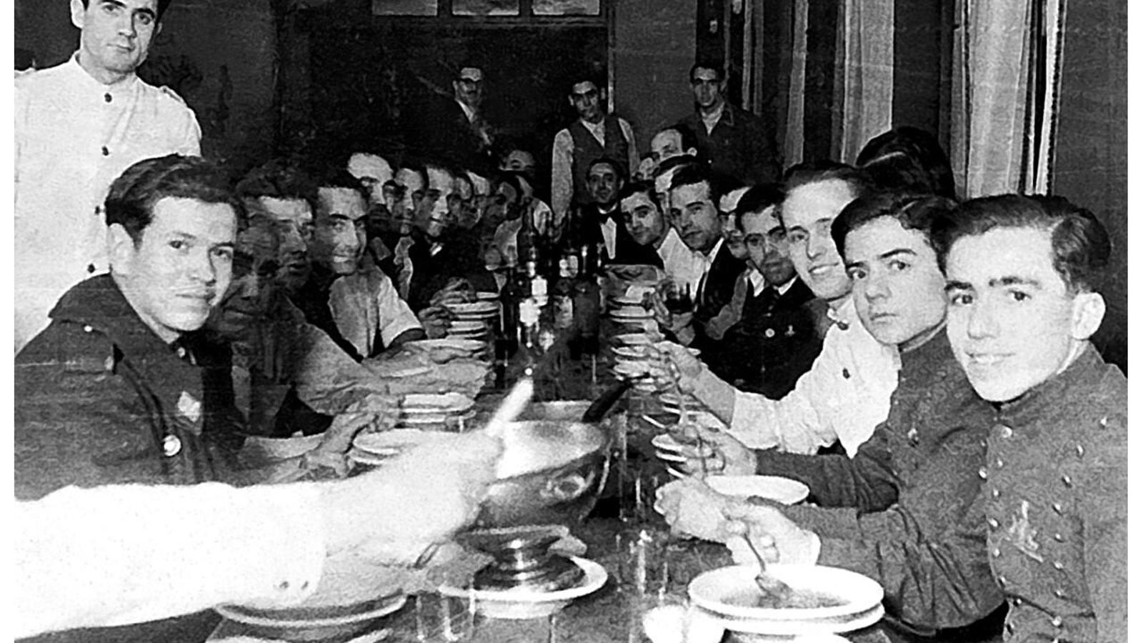 Personal del hotel Los Cisnes, entre ellos mi padre como camarero, 1950.