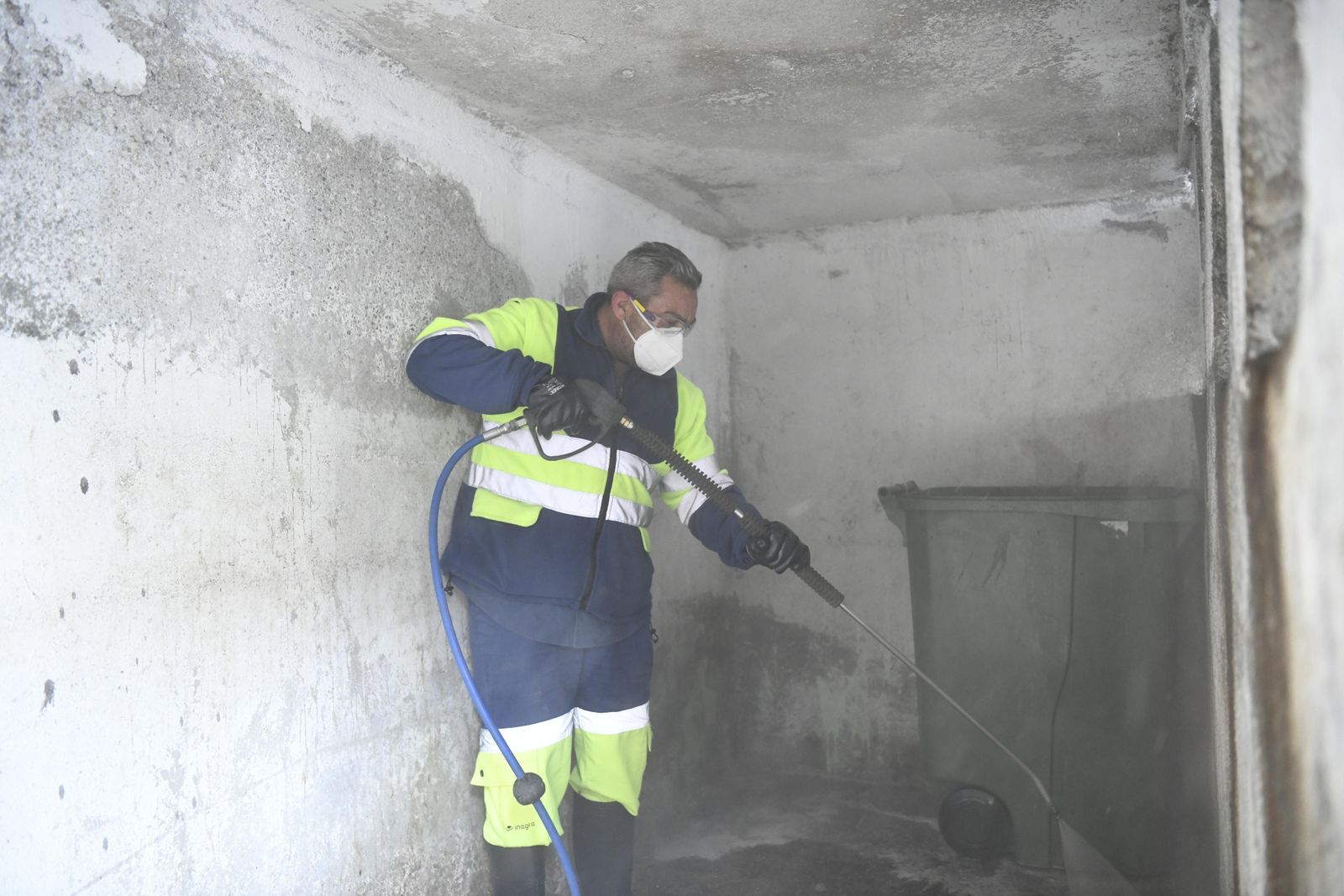 Fotos: acción contra el vandalismo y la suciedad en el Albaicín