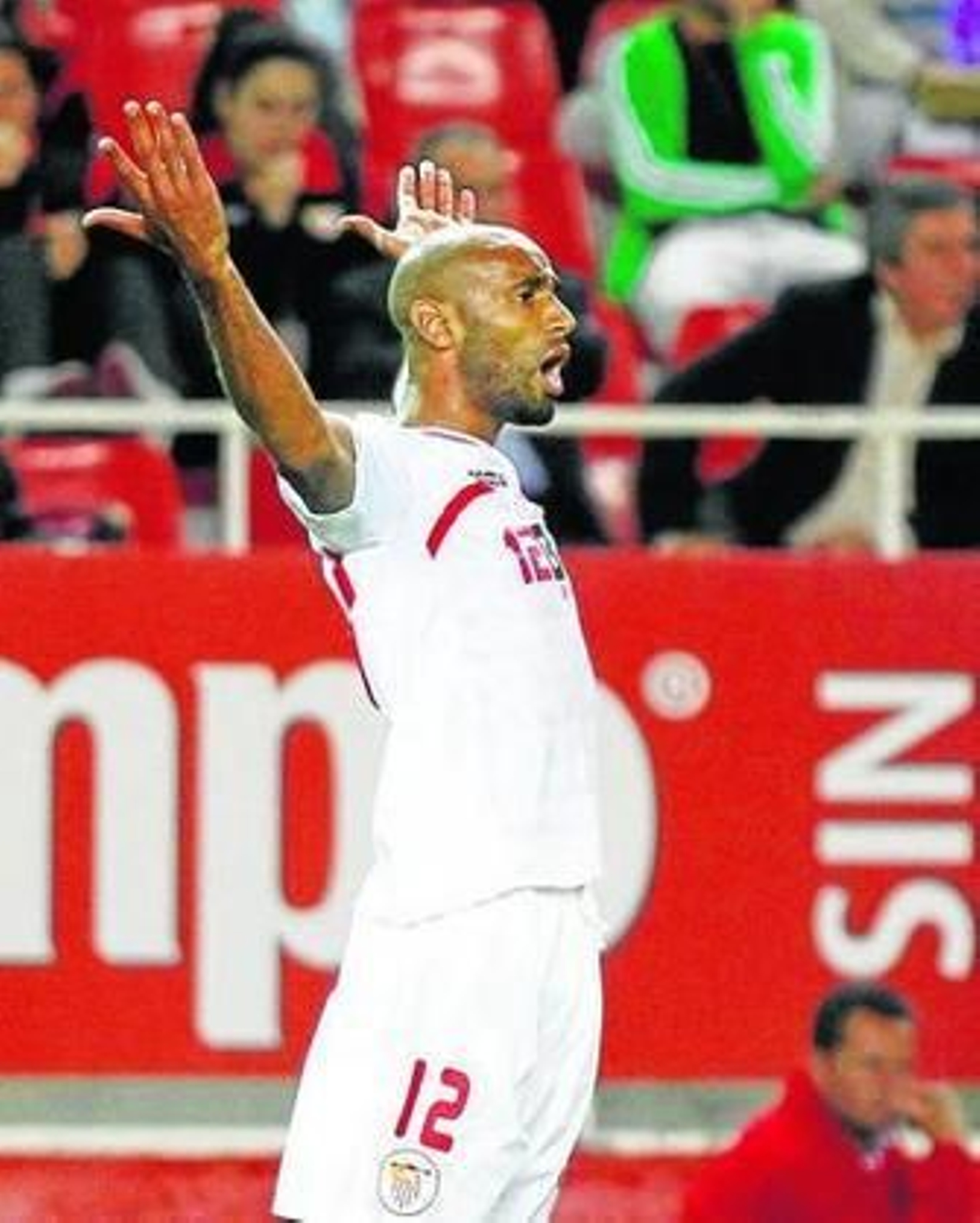 Kanute se desespera y pide explicaciones a Mateu Lahoz.