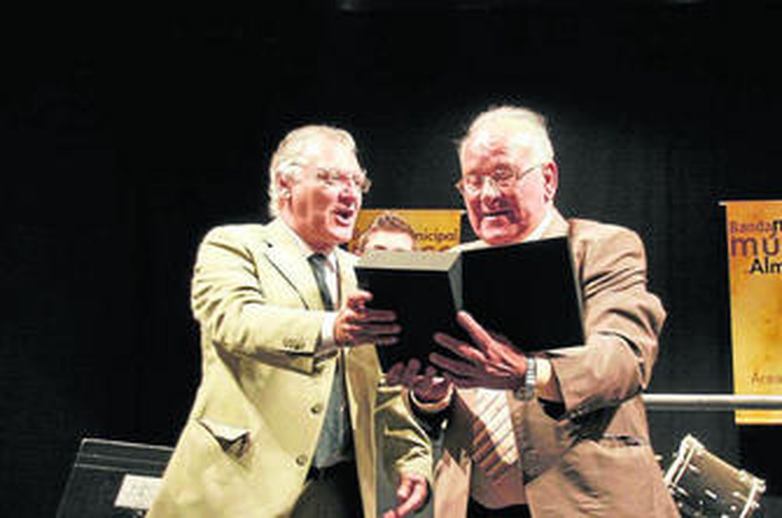 Francisco Tendero entrega un recuerdo a Manuel Arana, visiblemente emocionado.