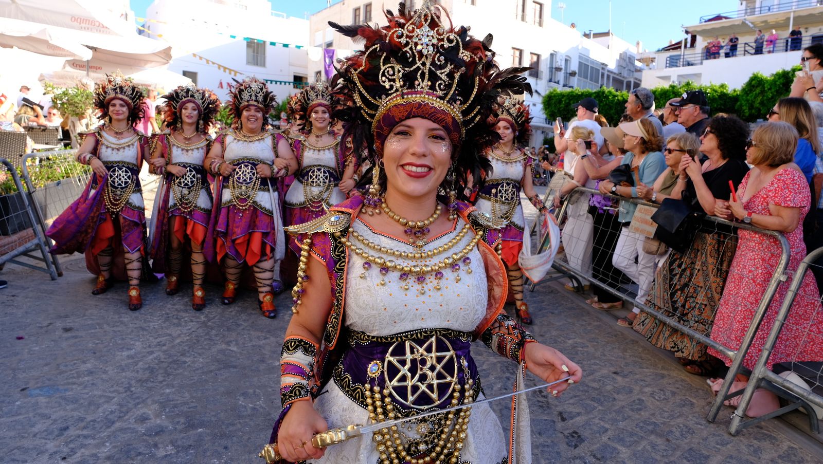 El espectacular desfile de Moros y Cristianos de Mojácar, en imágenes