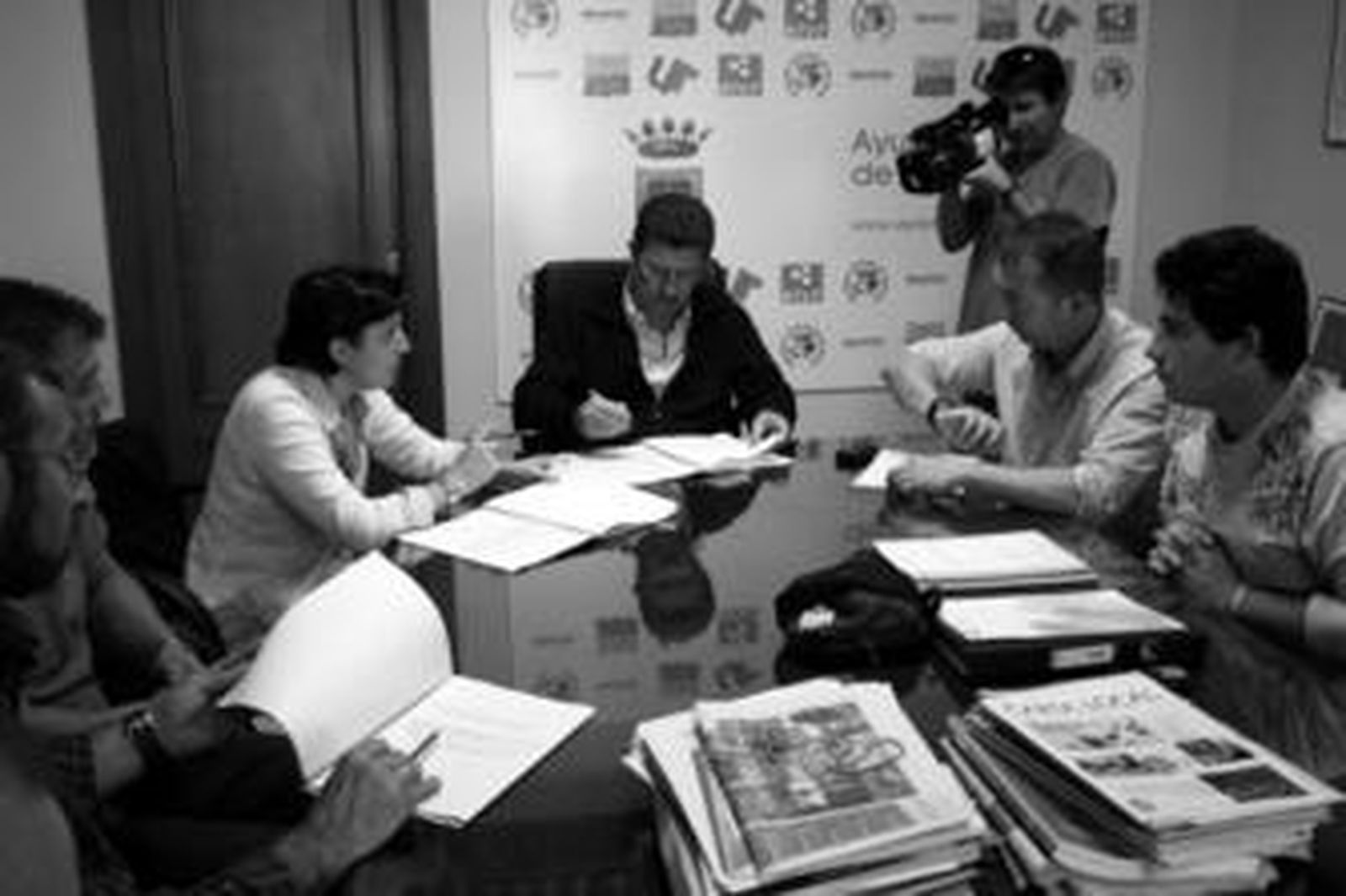 El alcalde, Miguel Manella, y Juana Garrido con miembros de los sindicatos.