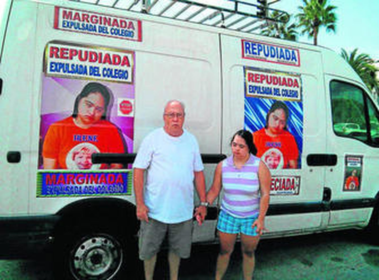 Jorge García junto a su hija delante de la furgoneta.