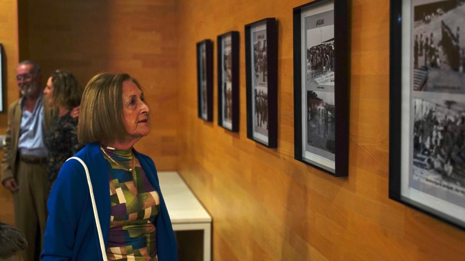 Una mujer observa una de las imágenes de la muestra.