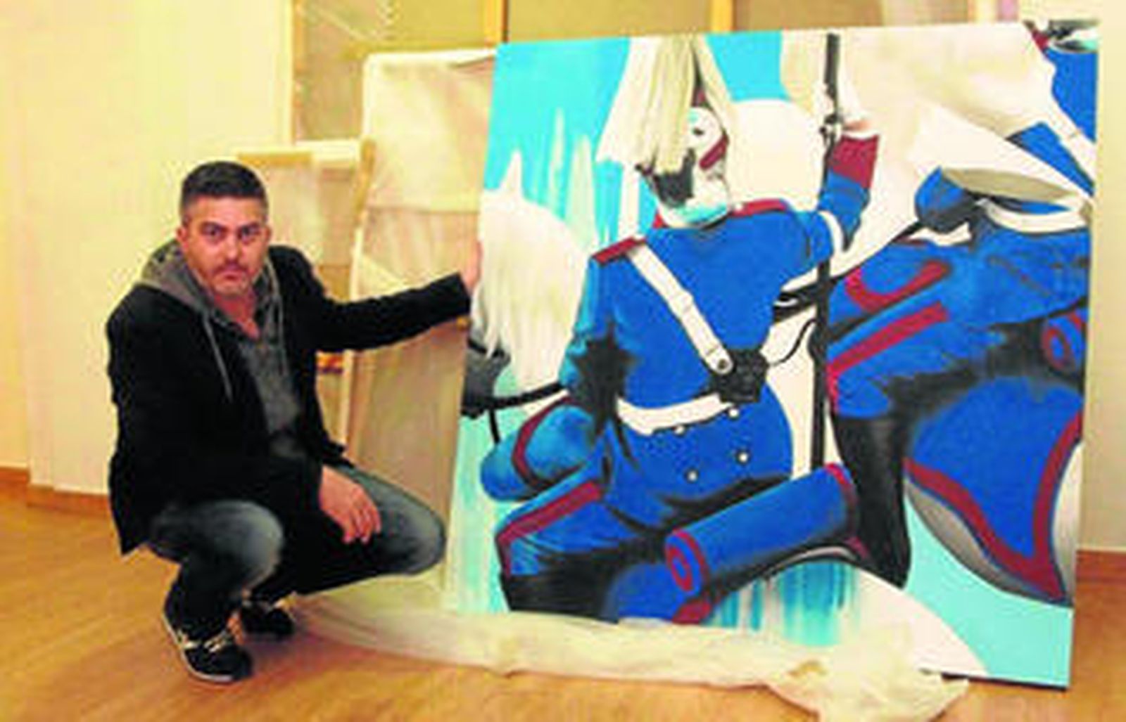 Manu Muñoz junto a una de las obras que expone desde mañana en AM Gallery-Arte 21 en la calle de las Tiendas.