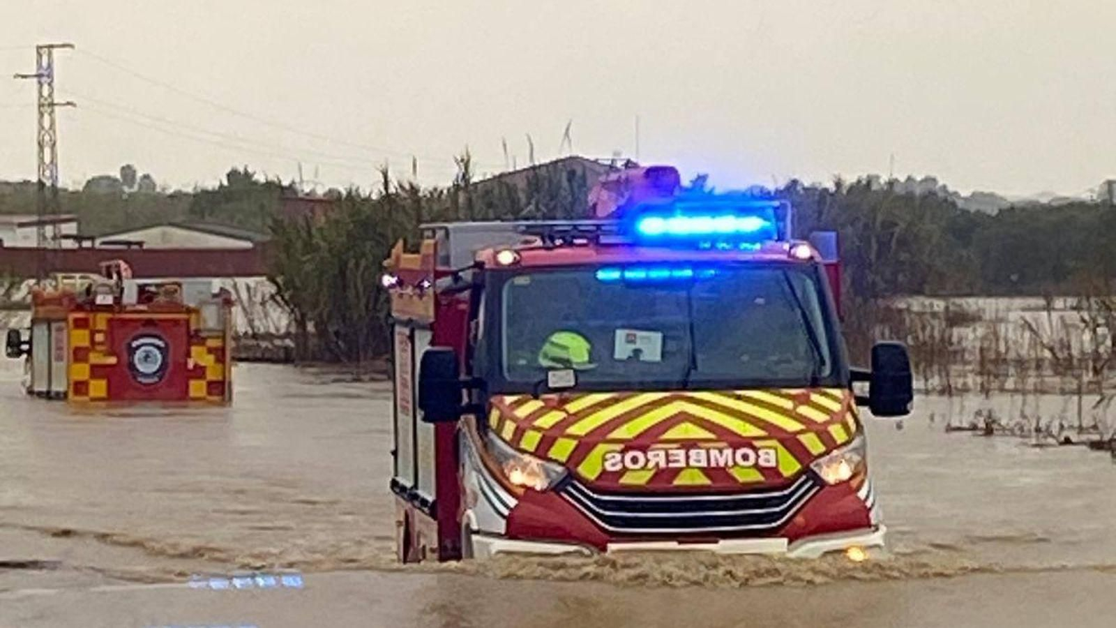 Un camión de bomberos efectúa un rescate en el término municipal de Aljaraque.
