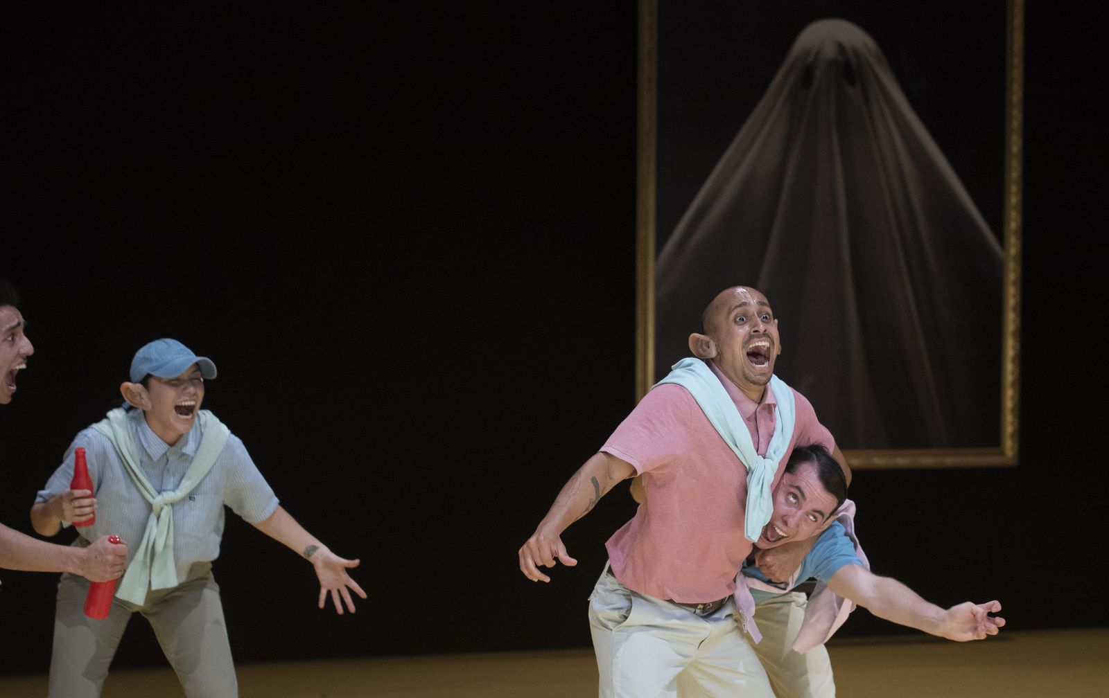 Imágenes del pase gráfico de la obra de La Resentida Oasis de la impunidad