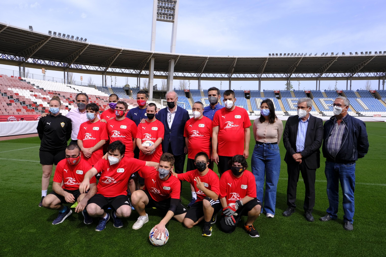Fotogalería de la visita de Vicente del Bosque al equipo Genuine de la Fundación U.D. Almería
