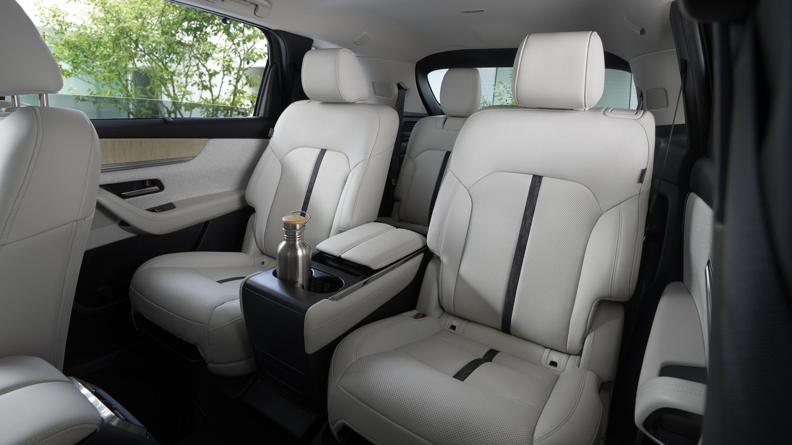 Hay dos configuraciones para la segunda fila de asientos, para dos plazas y con un apoyacodos o espacio de paso; o tres plazas.