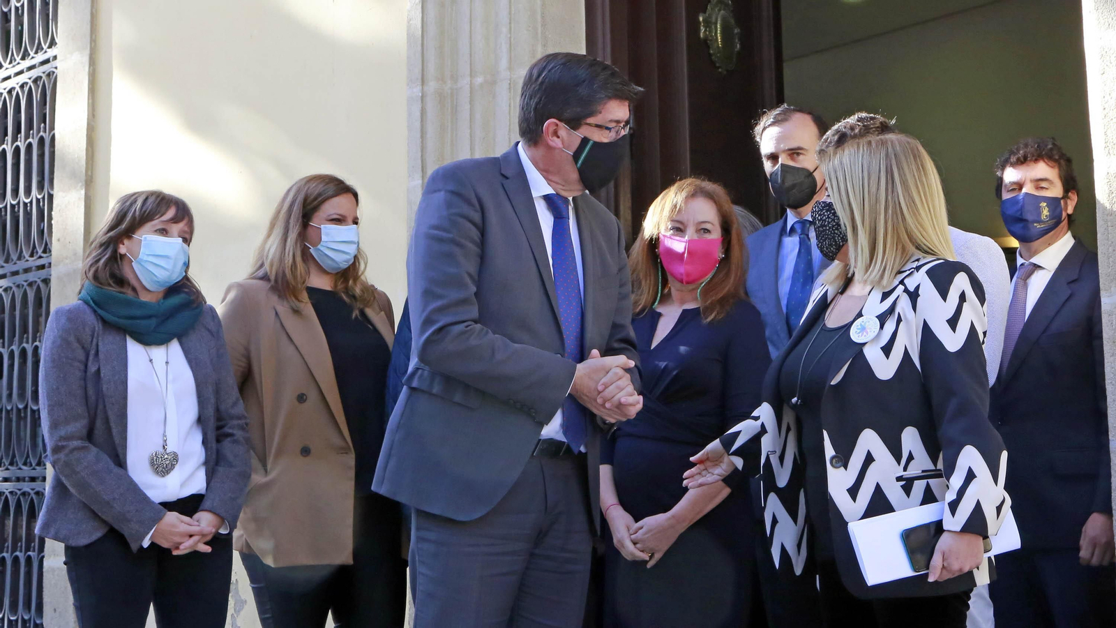 Juan Marín, junto a la alcaldesa y ediles municipales, durante una visita institucional al Ayuntamiento en diciembre de 2020. Juan Marín, junto a la alcaldesa y ediles municipales, durante una visita institucional al Ayuntamiento en diciembre de 2020.
