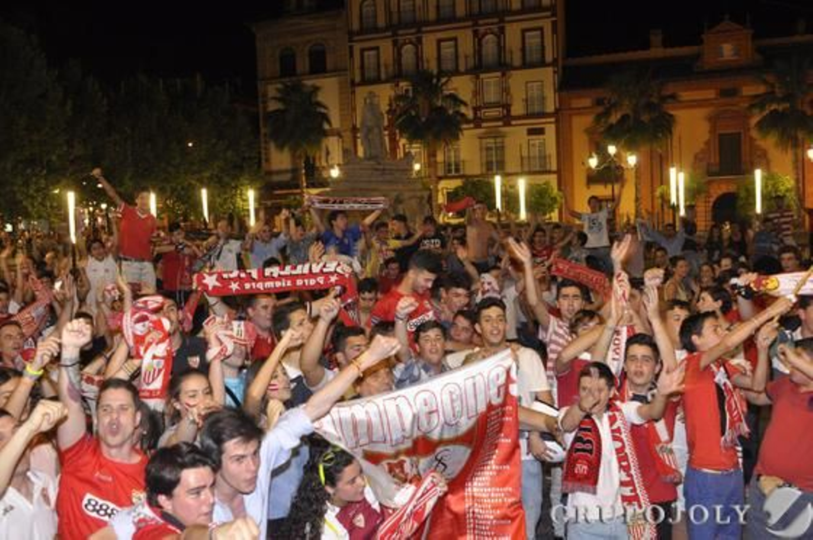 Muchos seguidores celebran el pase a la final de Liga Europa en la Puerta de Jerez.

Foto: Manuel Gomez