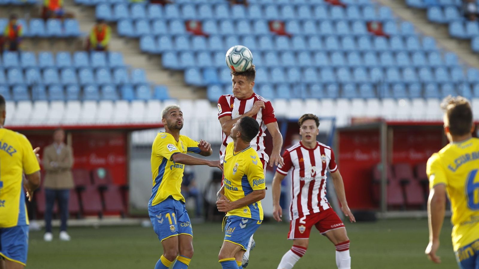 Corpas salta a por un balón.