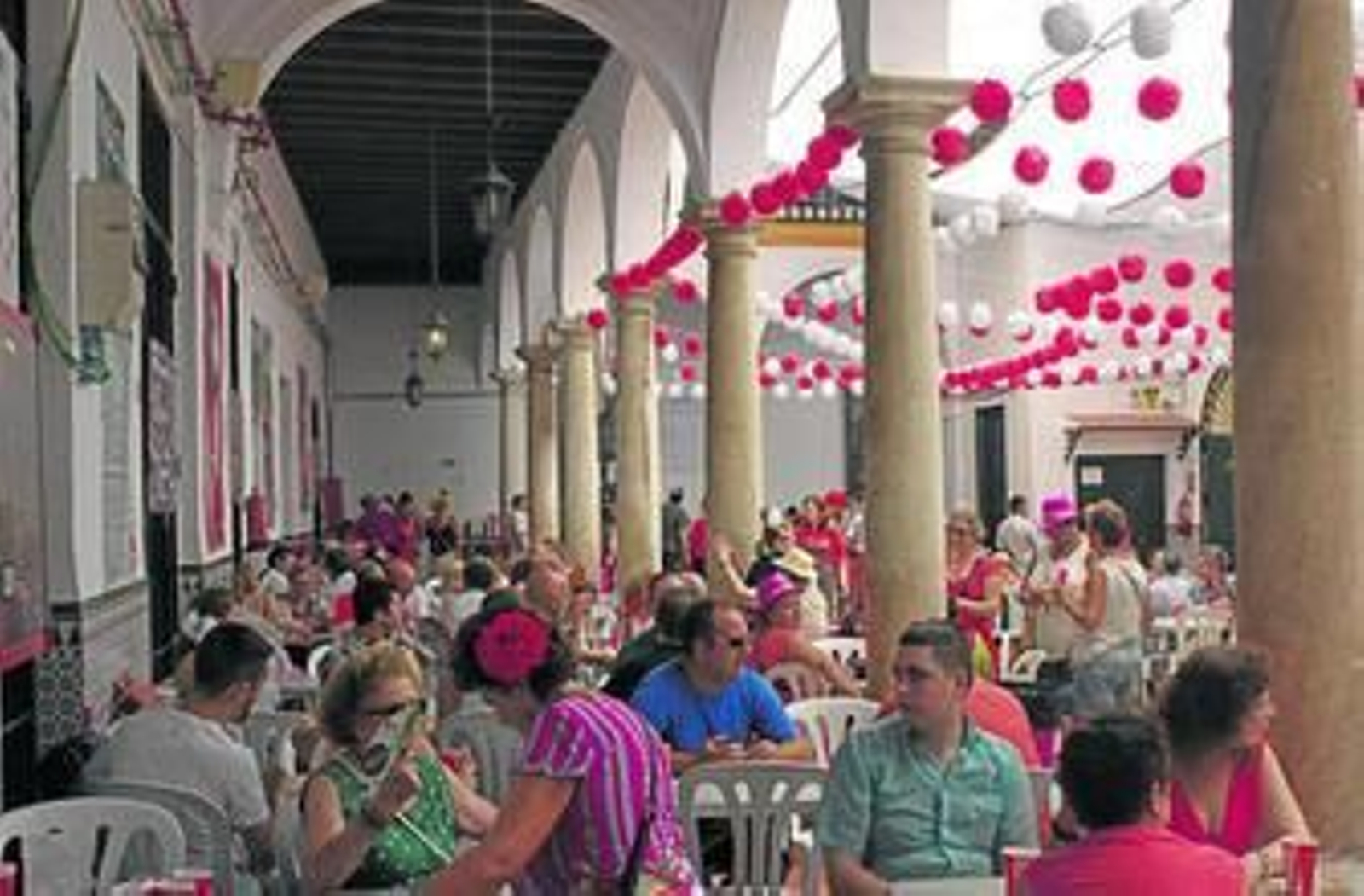 El patio del Colegio de Prácticas Número 1, en la plaza Constitución, otorga buena música acompañada de la comida de Casa Pedro.