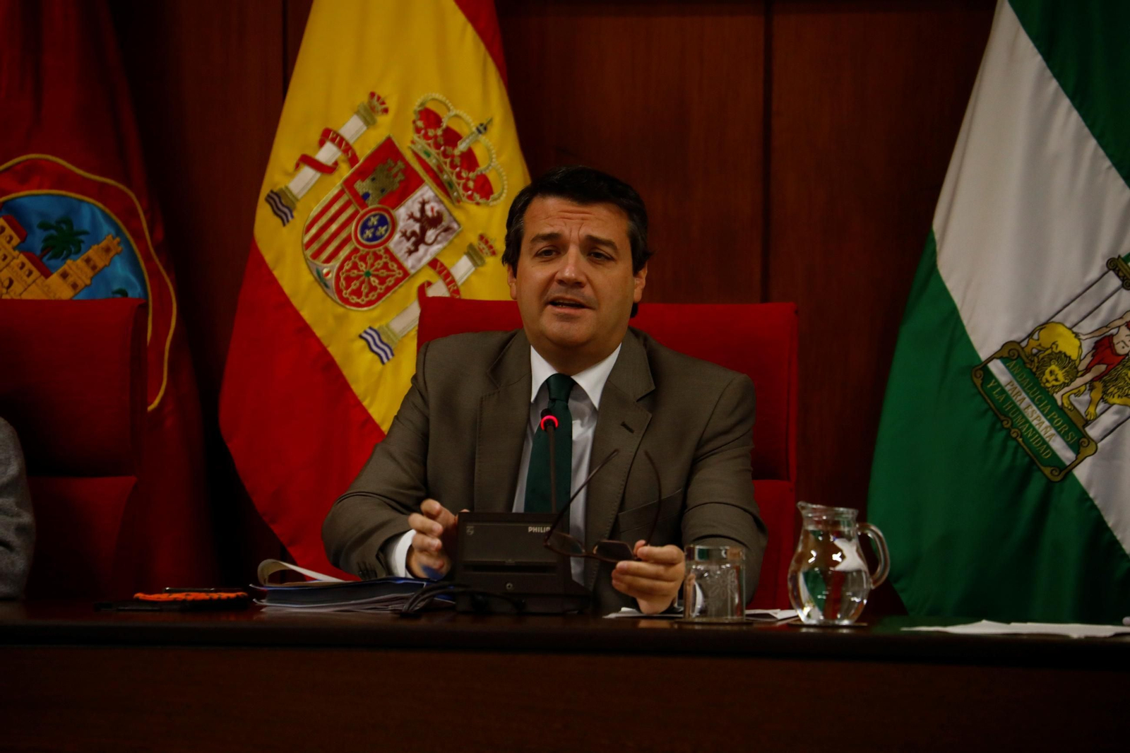 Las imágenes del Pleno suspendido por las protestas de los vecinos de Villarrubia Las imágenes del Pleno suspendido por las protestas de los vecinos de Villarrubia