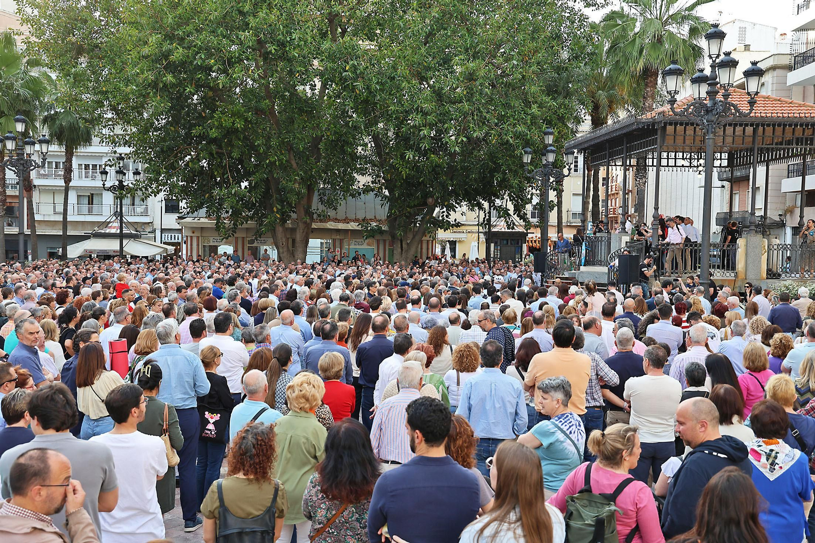 Imágenes de la concentración por las infraestructuras para Huelva