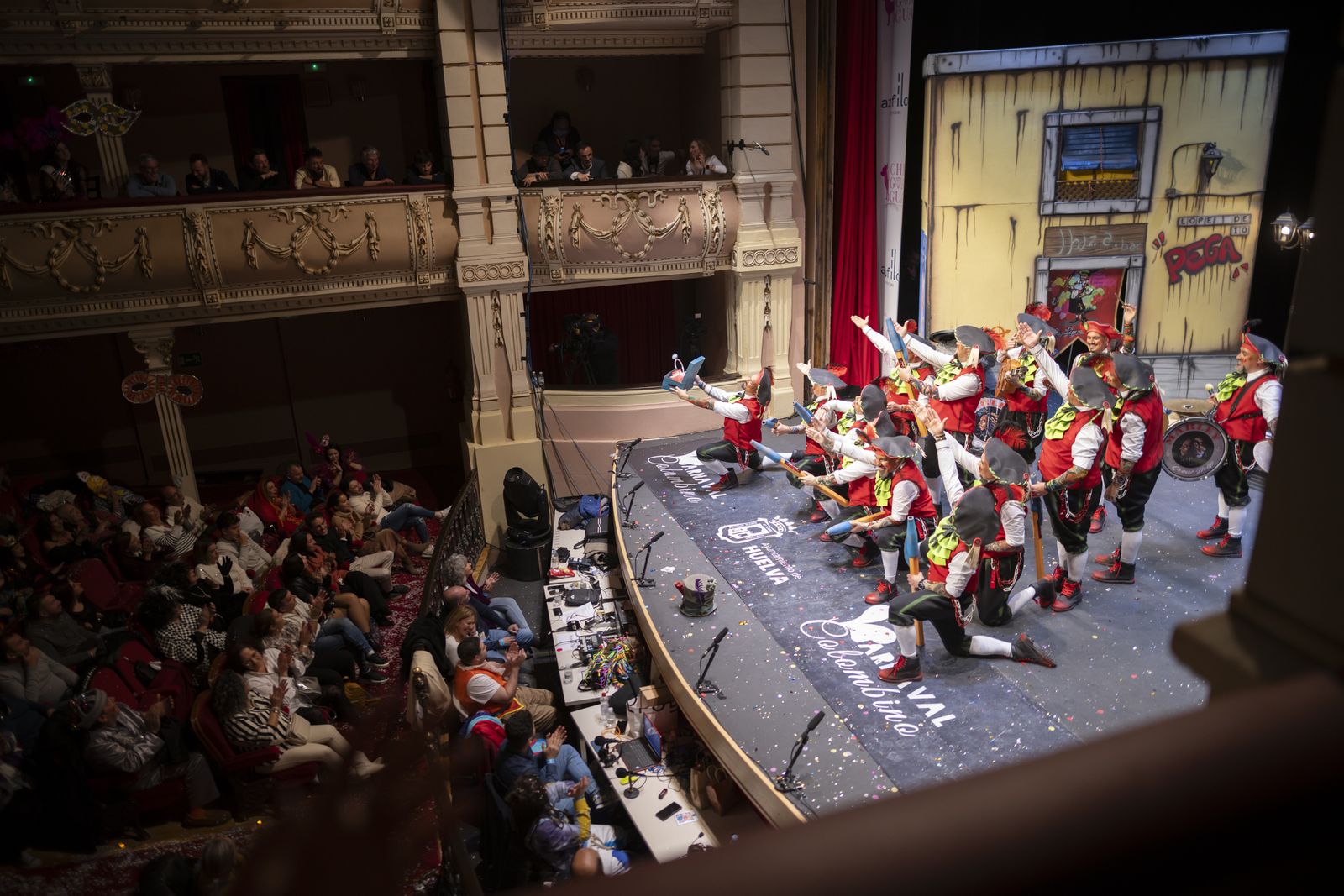 Imágenes de la murga "Los Lope de Pega" en la final del Carnaval Colombino 2024