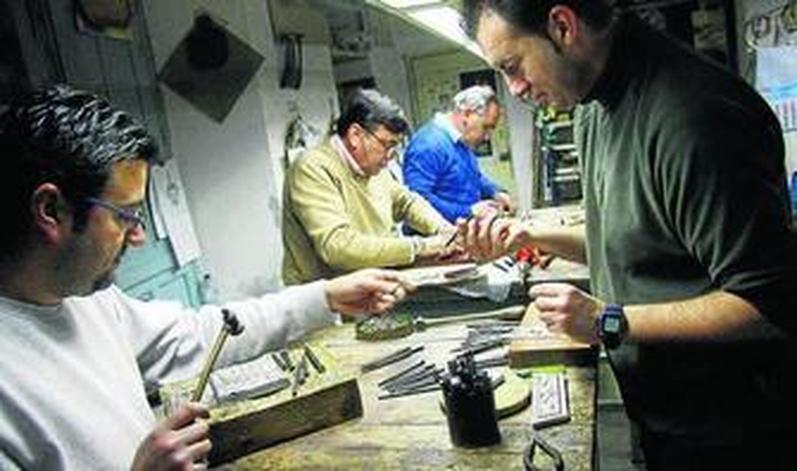 Fotografía de archivo del taller de orfebrería de Marmolejo.