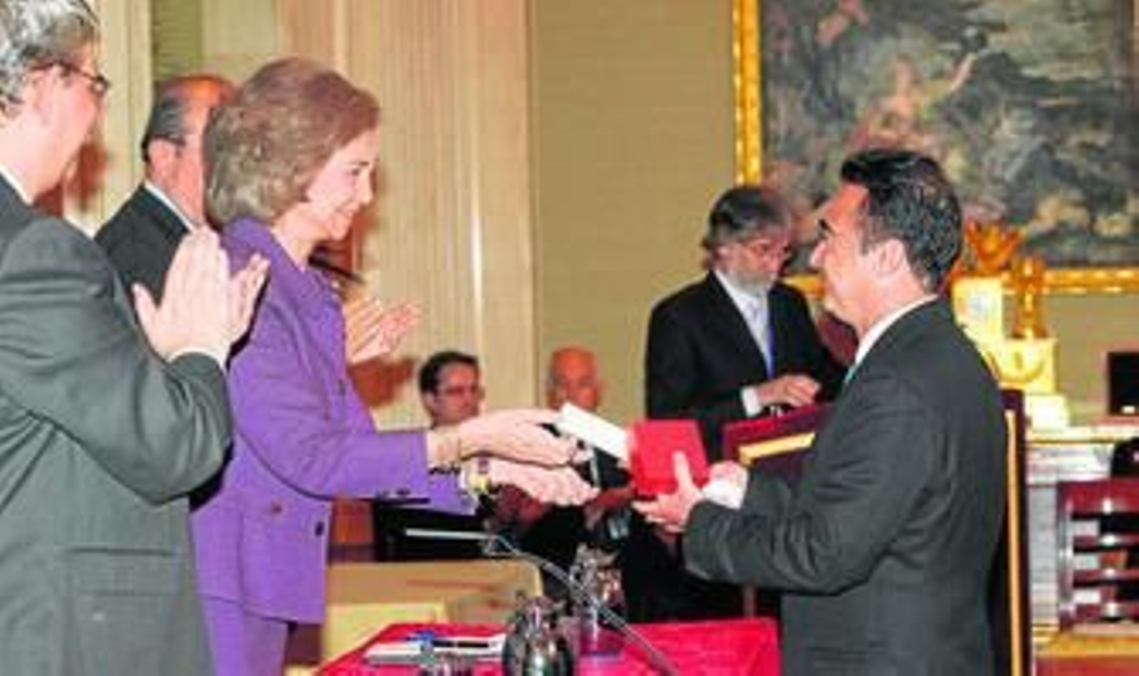 Alfonso Ramírez de Arellano recibe el galardón de manos de la Reina Sofía durante el acto de ayer en La Zarzuela.