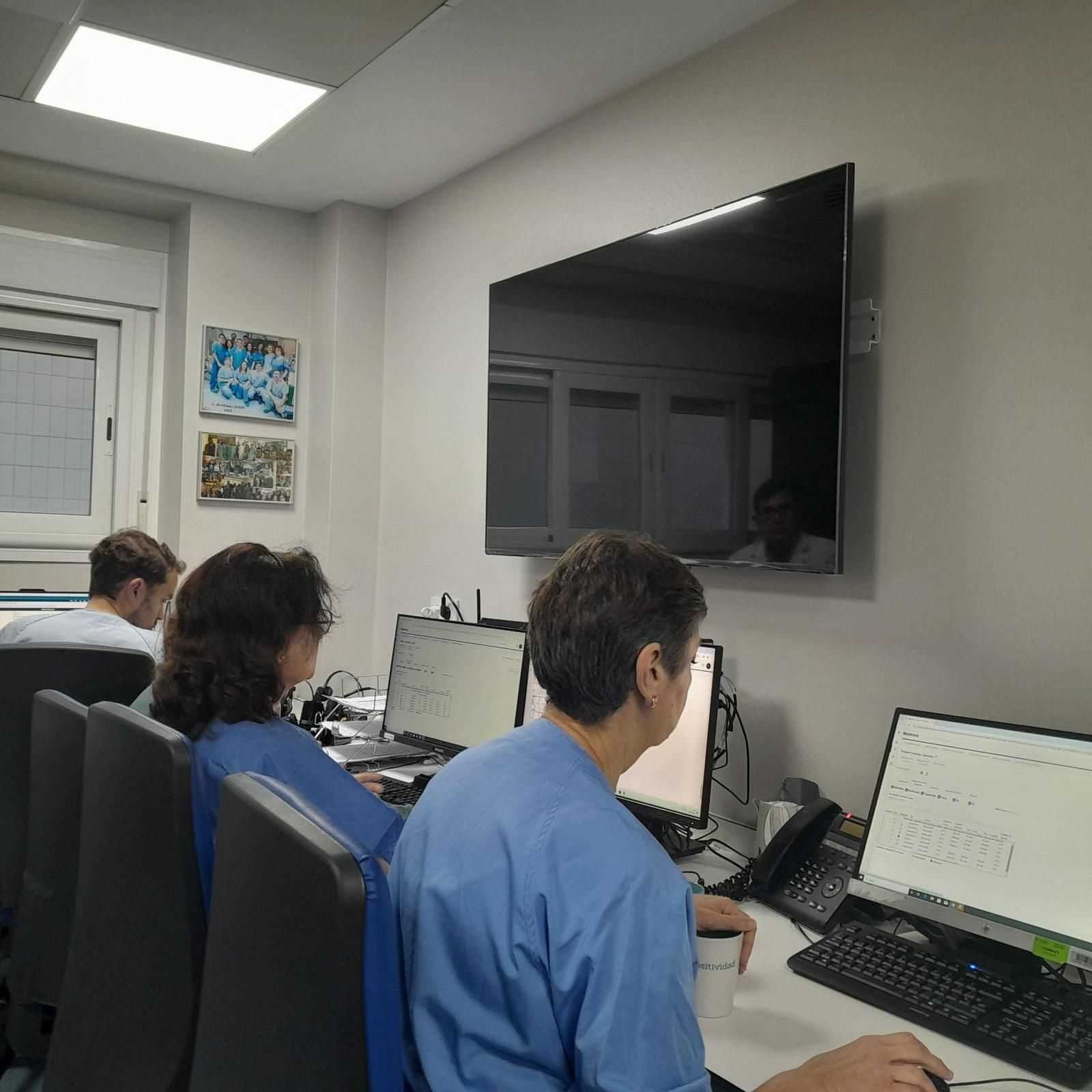 Profesionales durante la telemonitorización de pacientes con holter insertables.